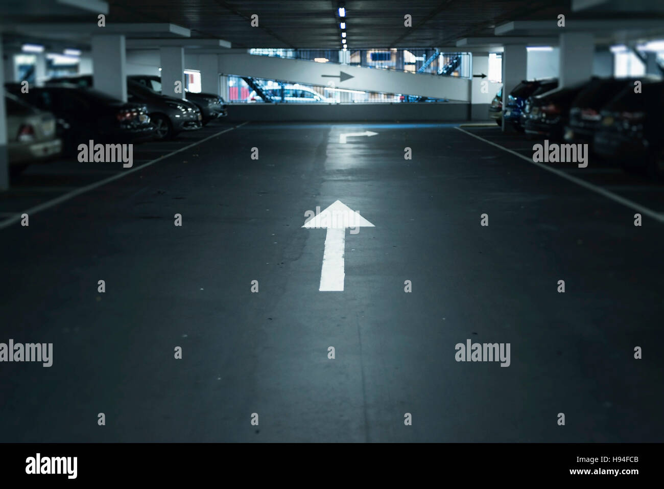 Panneau de flèche sur la voie