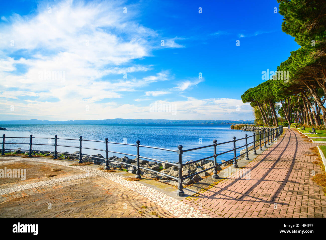 Promenade ou l'esplanade et de pins dans le lac de Bolsena, Italie. Banque D'Images