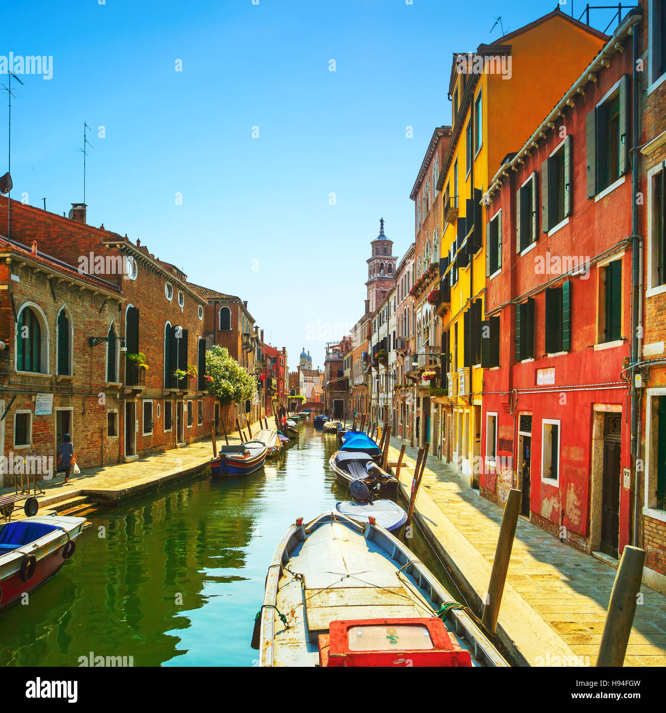 La ville de Venise, le Campo San Barnaba canal de l'eau, le campanile église sur arrière-plan, des capacités et des bateaux. Photos à longue exposition. L'Italie, l'Europe. Banque D'Images