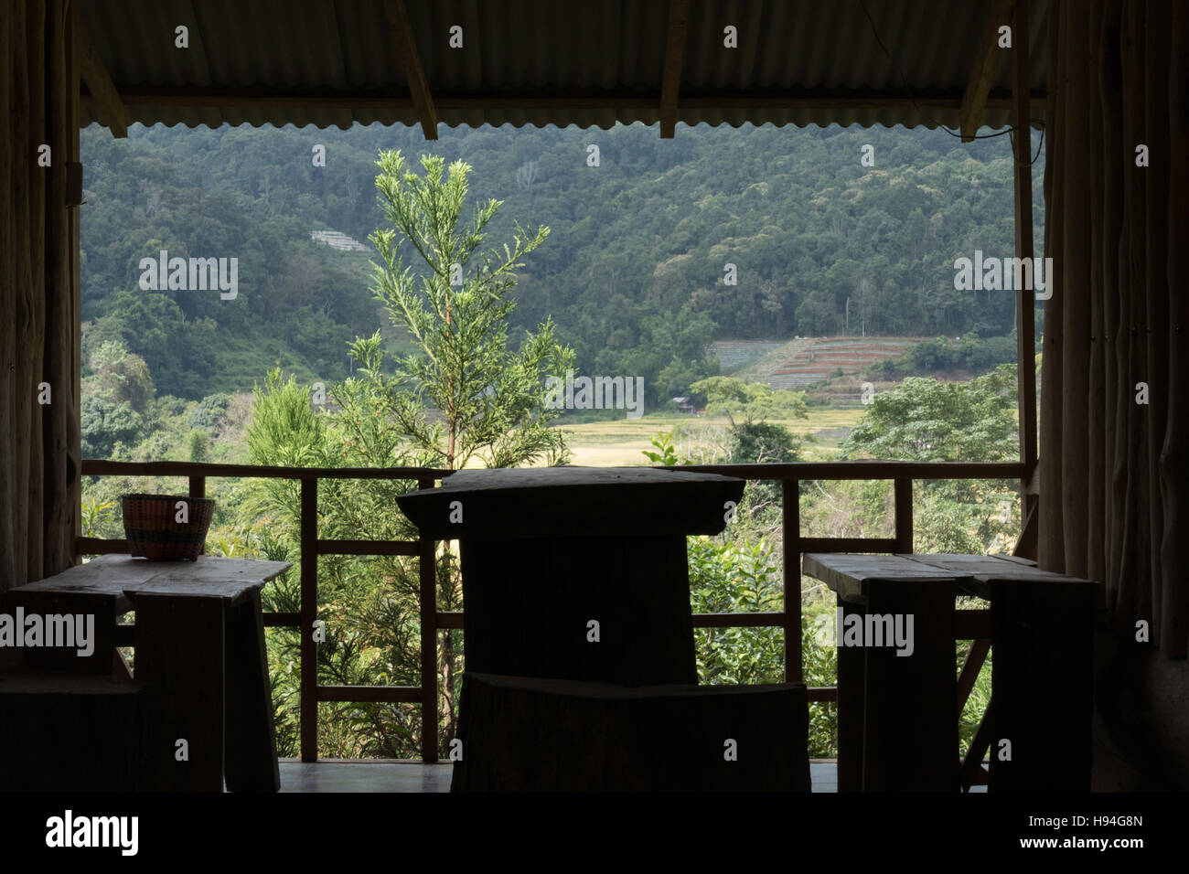 Siège bois chaise sur terrasse balcon avec vue sur la forêt et le paddy Banque D'Images