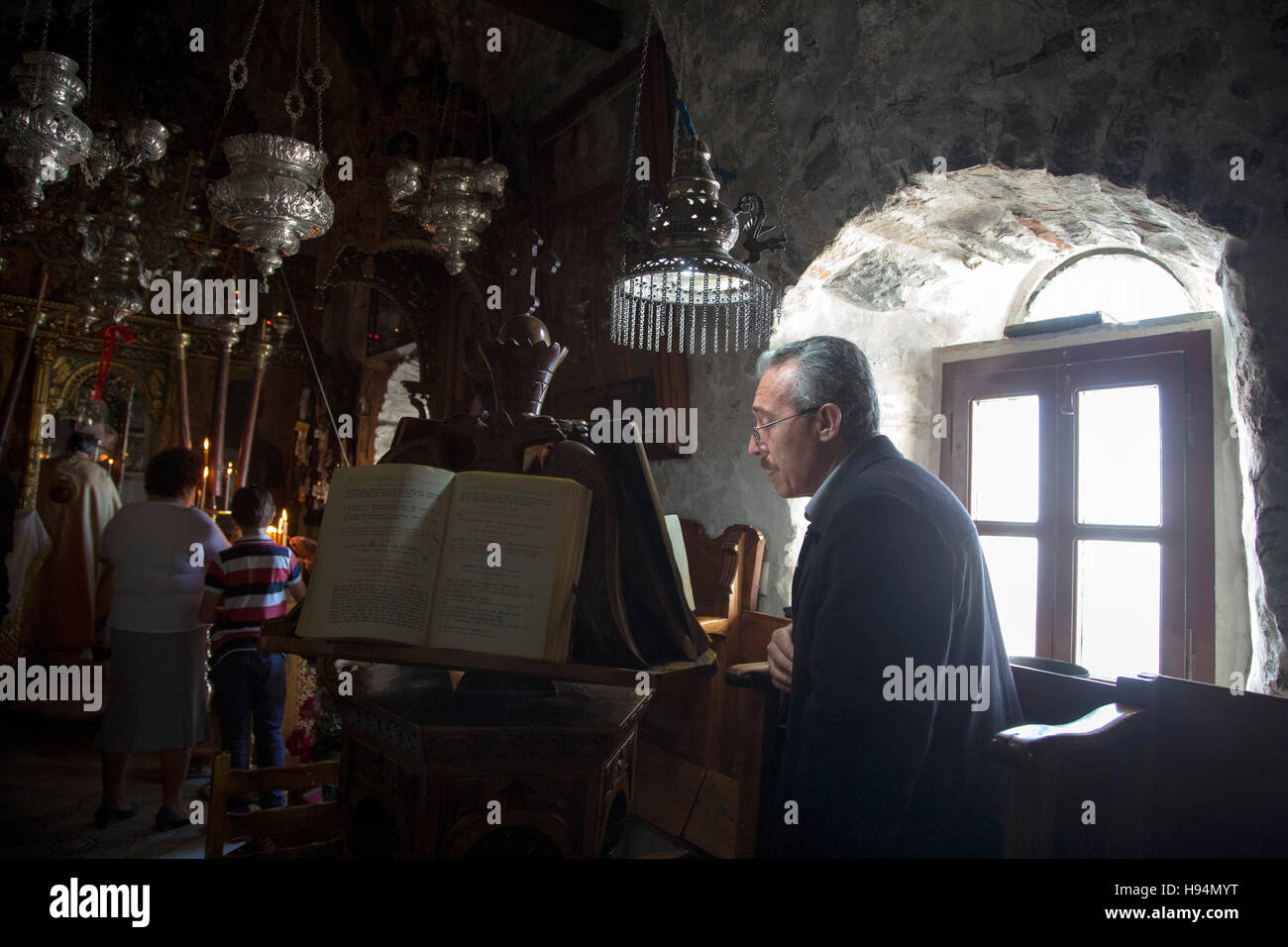 Il y a beaucoup de gens participer dimanche la prière dans le monastère de l'île d'Amorgos. Banque D'Images