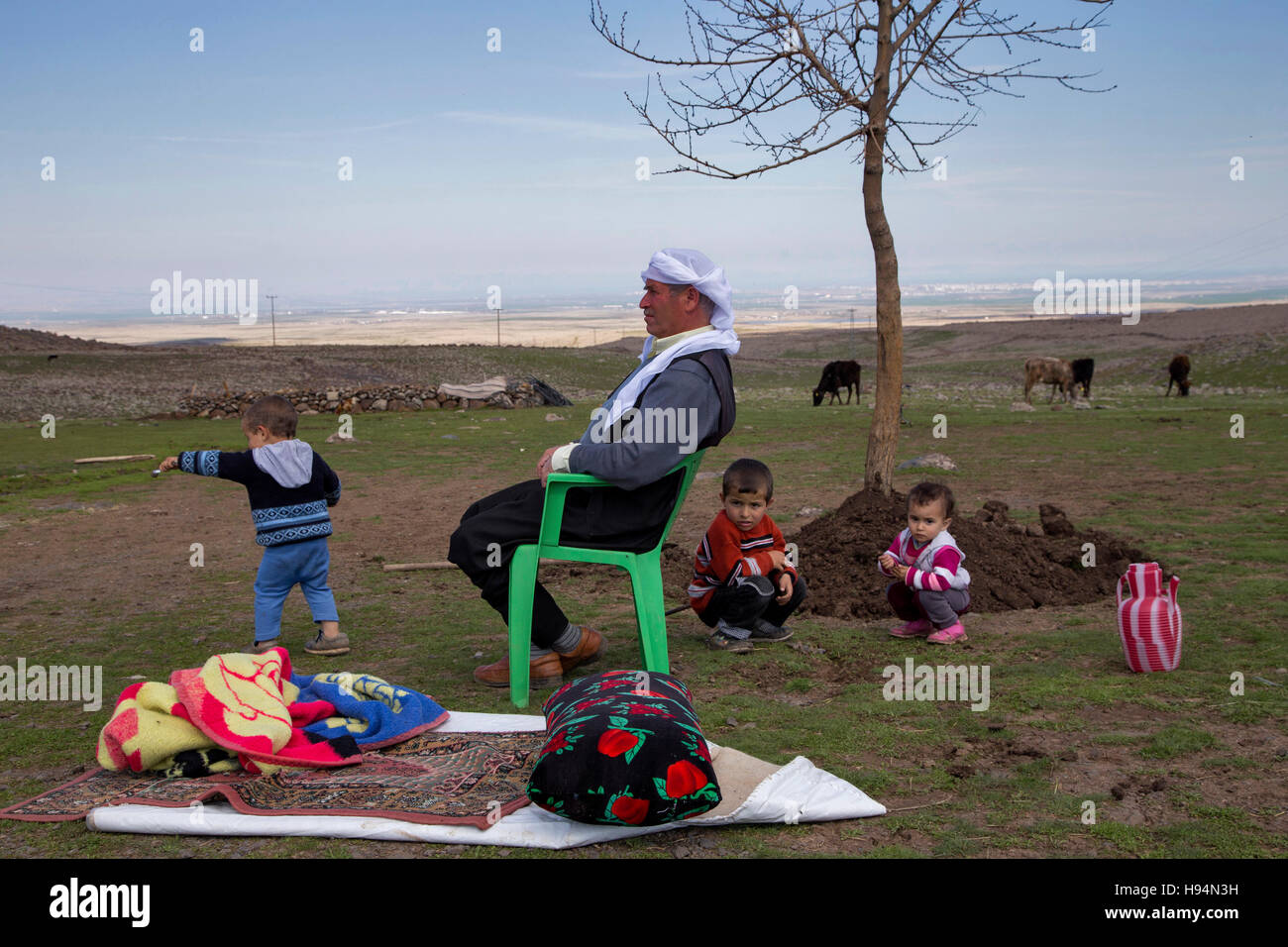 Famille fournit leur subsistance par l'élevage du bétail dans le village Karacadağ de Diyarbakir. Banque D'Images