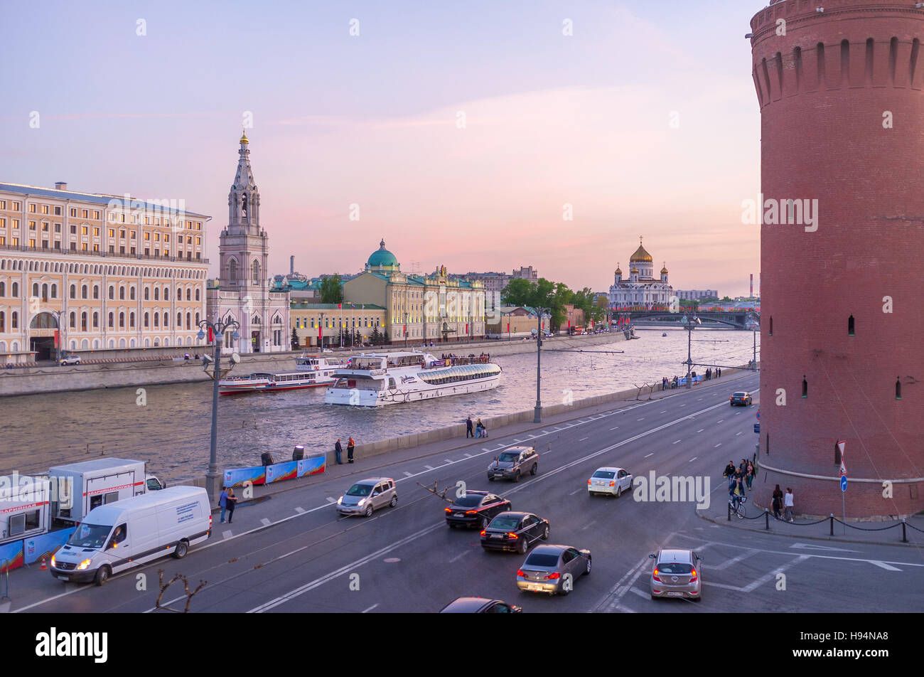 Le Ciel de coucher du soleil sur la rivière Moskova avec vue sur quai Sofiyskaya et cathédrale du Christ Sauveur sur la distance Banque D'Images
