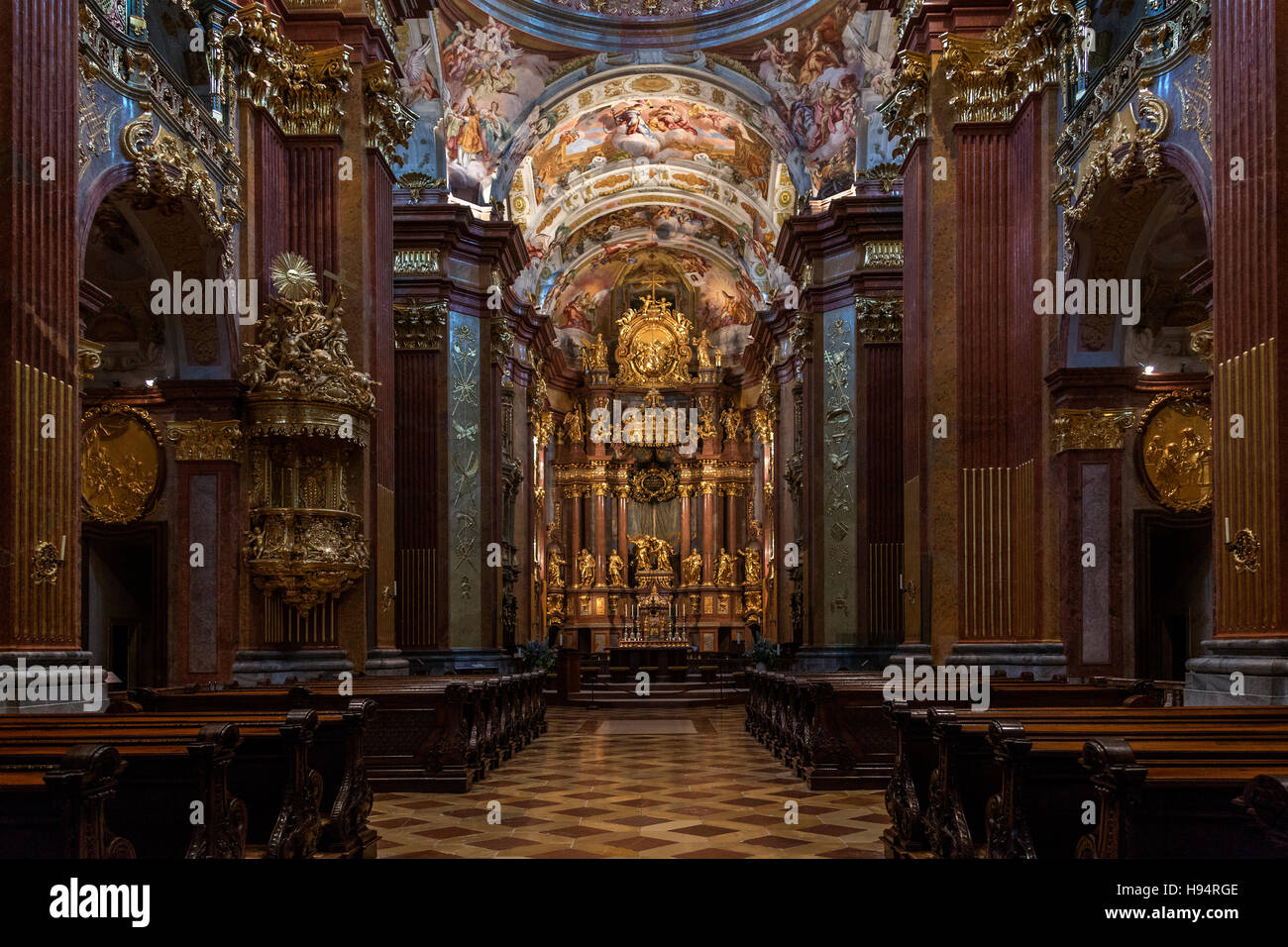 Le maître-autel dans l'église à l'intérieur de l''Abbaye de Melk - Baroque un monastère bénédictin de Melk, Autriche Banque D'Images