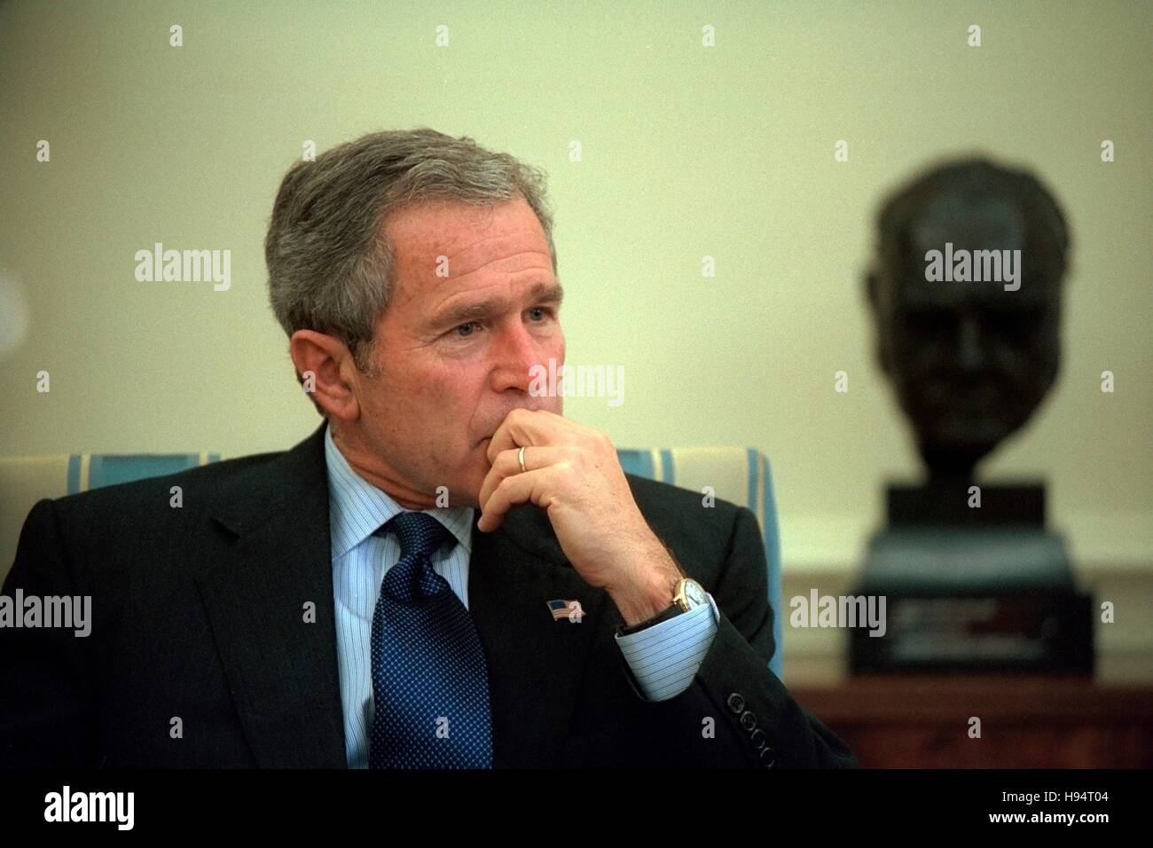 Le président américain George W. Bush marque une pause au cours d'une réunion dans le bureau ovale de la Maison Blanche, 10 octobre 2001 à Washington, DC. Banque D'Images