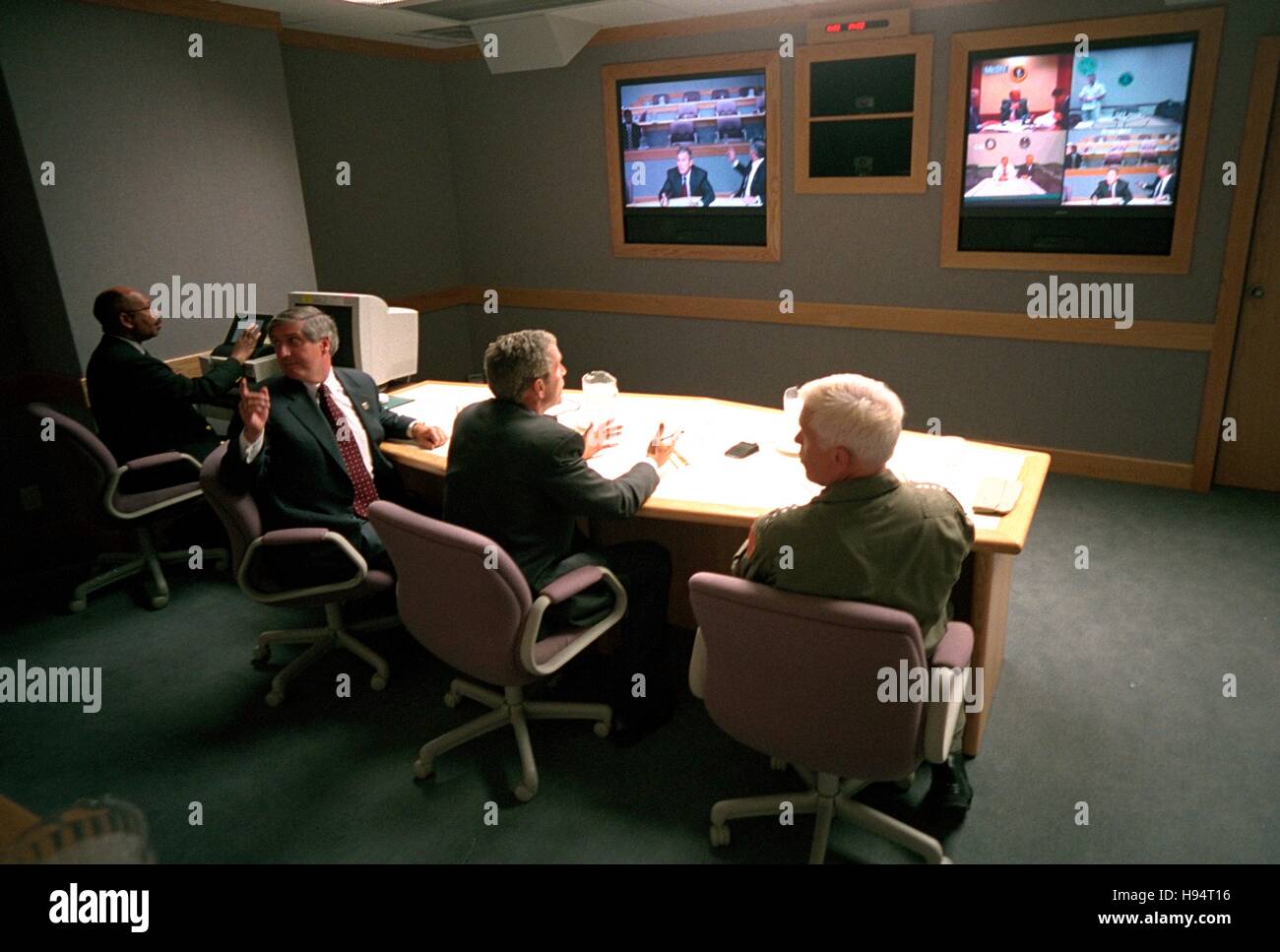 Le Président George Bush, chef de cabinet de la Maison Blanche Andy Card, gauche, et adm. Richard Mies procéder à une téléconférence vidéo mardi 11 septembre 2001, à Offutt Air Force Base au Nebraska. Banque D'Images