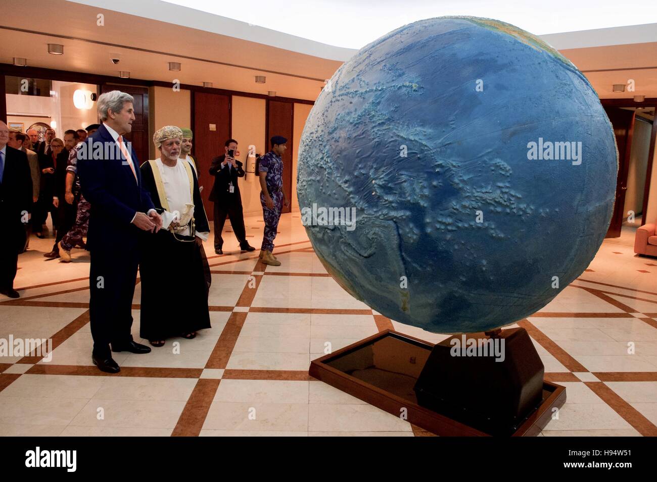 Le secrétaire d'Etat John Kerry et le ministre des Affaires étrangères omanais Yusuf bin Alawi regardez un globe en rotation au ministère des Affaires étrangères le 14 novembre 2016 à Muscat, Oman. Banque D'Images