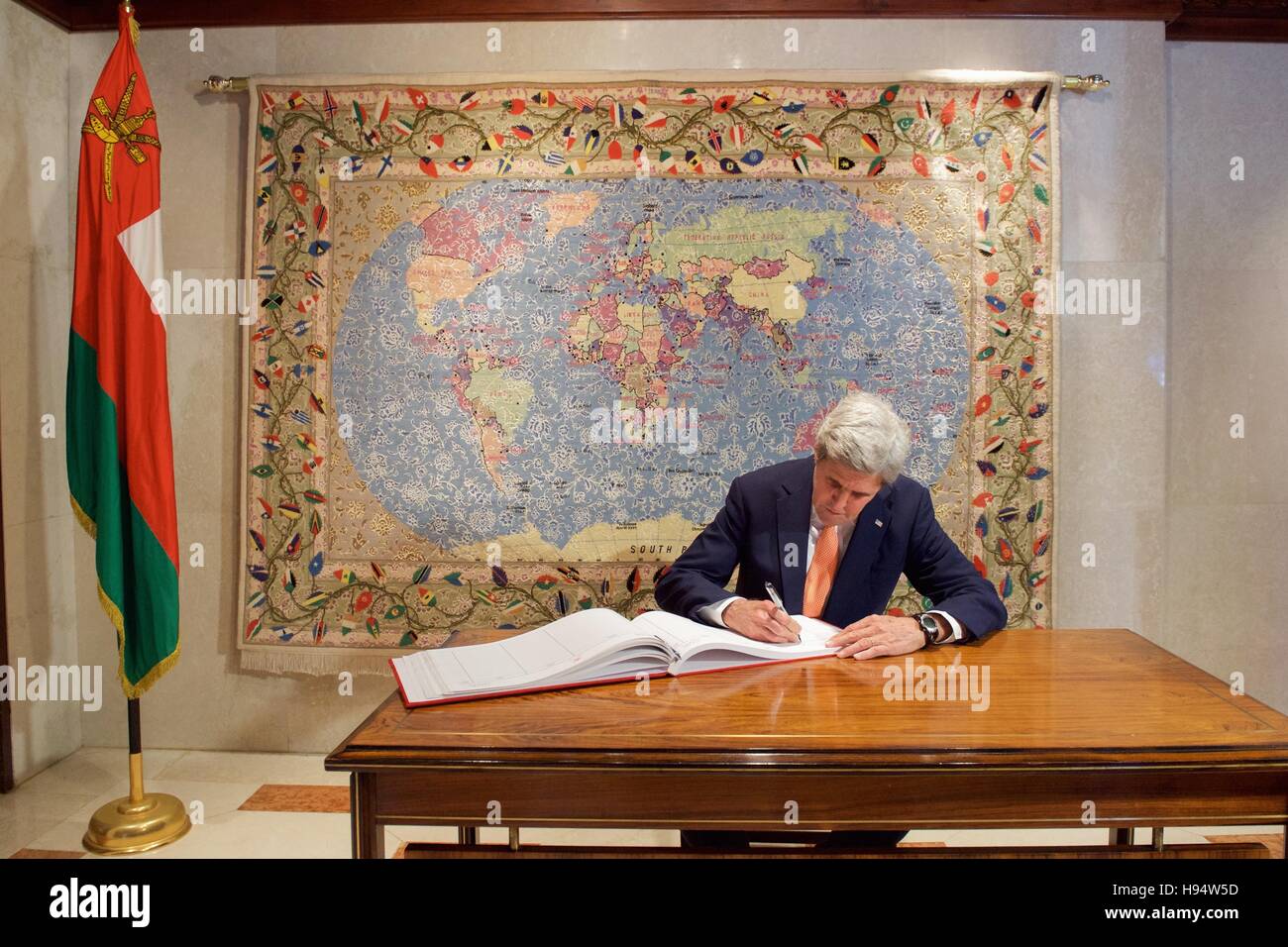 Le secrétaire d'Etat John Kerry signe un livre à la Ministère des affaires étrangères le 14 novembre 2016 à Muscat, Oman. Banque D'Images