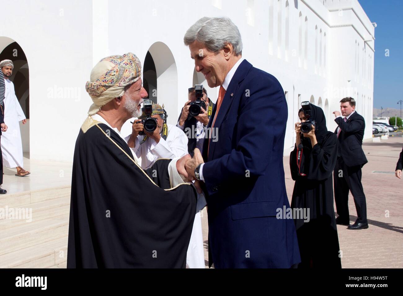 Le secrétaire d'Etat John Kerry accueille le ministre des Affaires étrangères omanais Yusuf bin Alawi à son arrivée au ministère des Affaires étrangères le 14 novembre 2016 à Muscat, Oman. Banque D'Images