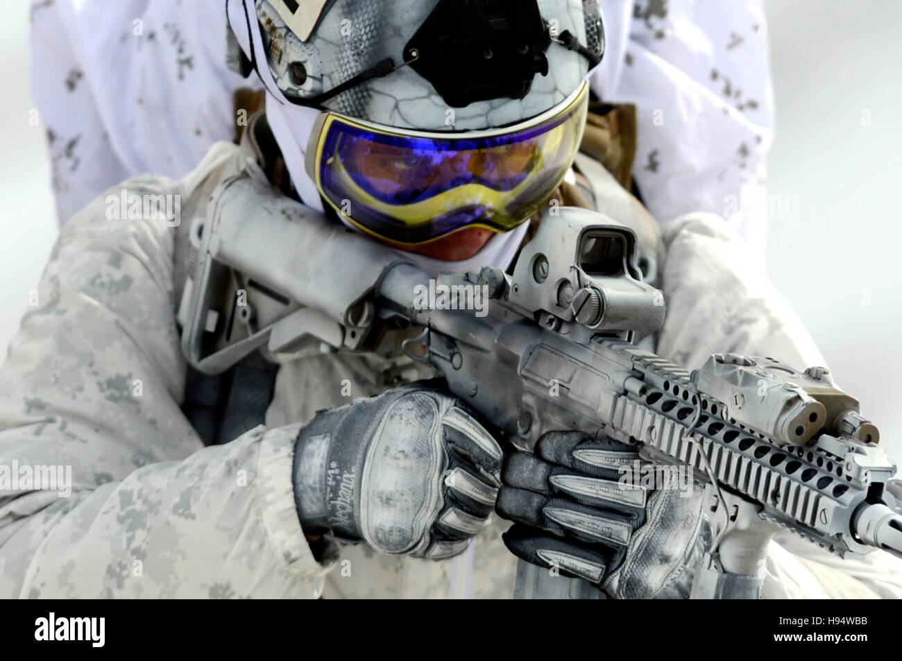 U.S. Navy SEAL soldats présentent les techniques de guerre en hiver dans la neige 9 décembre 2014 camouflage à Mammoth Lakes, en Californie. Banque D'Images
