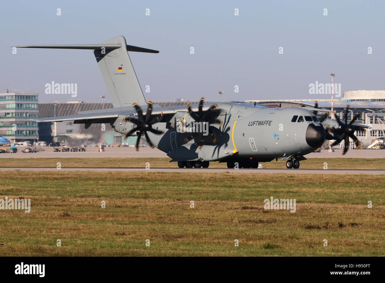 Stuttgart, Allemagne - 31 octobre 2016 : Bundeswehr Luftwaffe, Airbus A400M est à l'atterrissage à l'aéroport de Stuttgart Banque D'Images