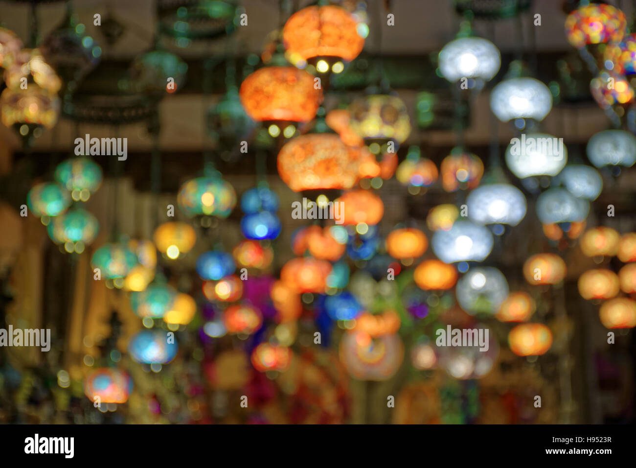 Les images floues multicolores des lampes et des lustres en style arabe musulman dans une boutique dans la ville de Grenade en Andalousie .spagna Banque D'Images