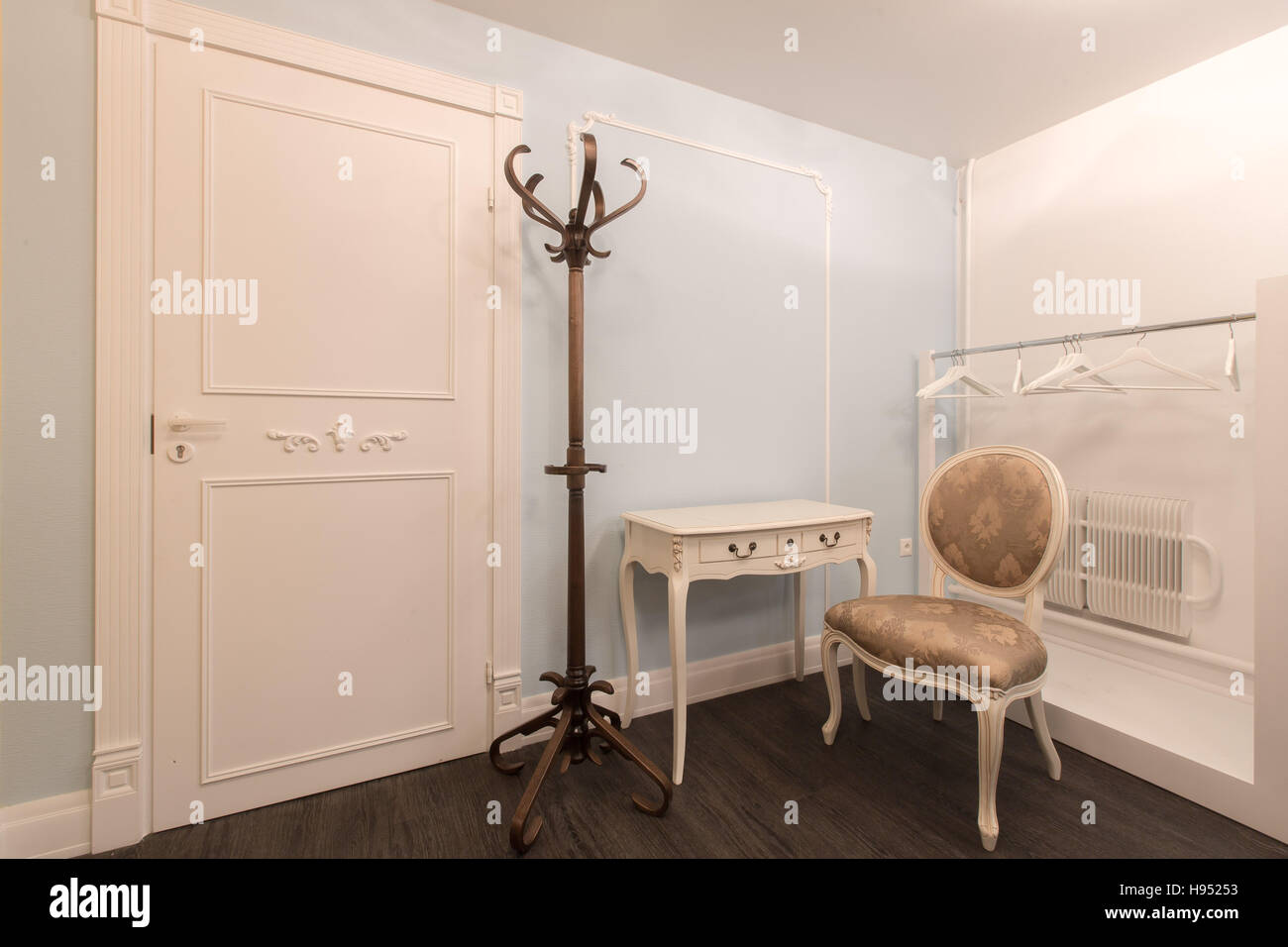 Vintage design chambre bleue avec des meubles Banque D'Images