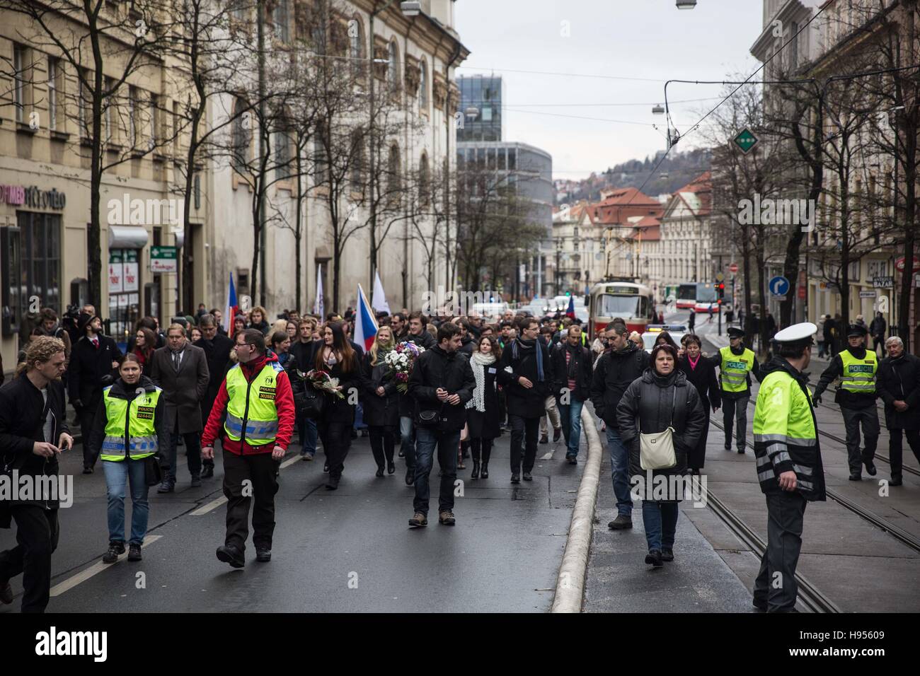 Prague, République tchèque. 18 Nov, 2016. Le 17 novembre est très importante journée en République tchèque. C'est un anniversaire de la Révolution de Velours.actes respectueux, de supports, d'ennemis, le président tchèque, amoureux et des ennemis en images.Mars à un mémorial de 17 novembre © David Tesinsky/ZUMA/Alamy Fil Live News Banque D'Images