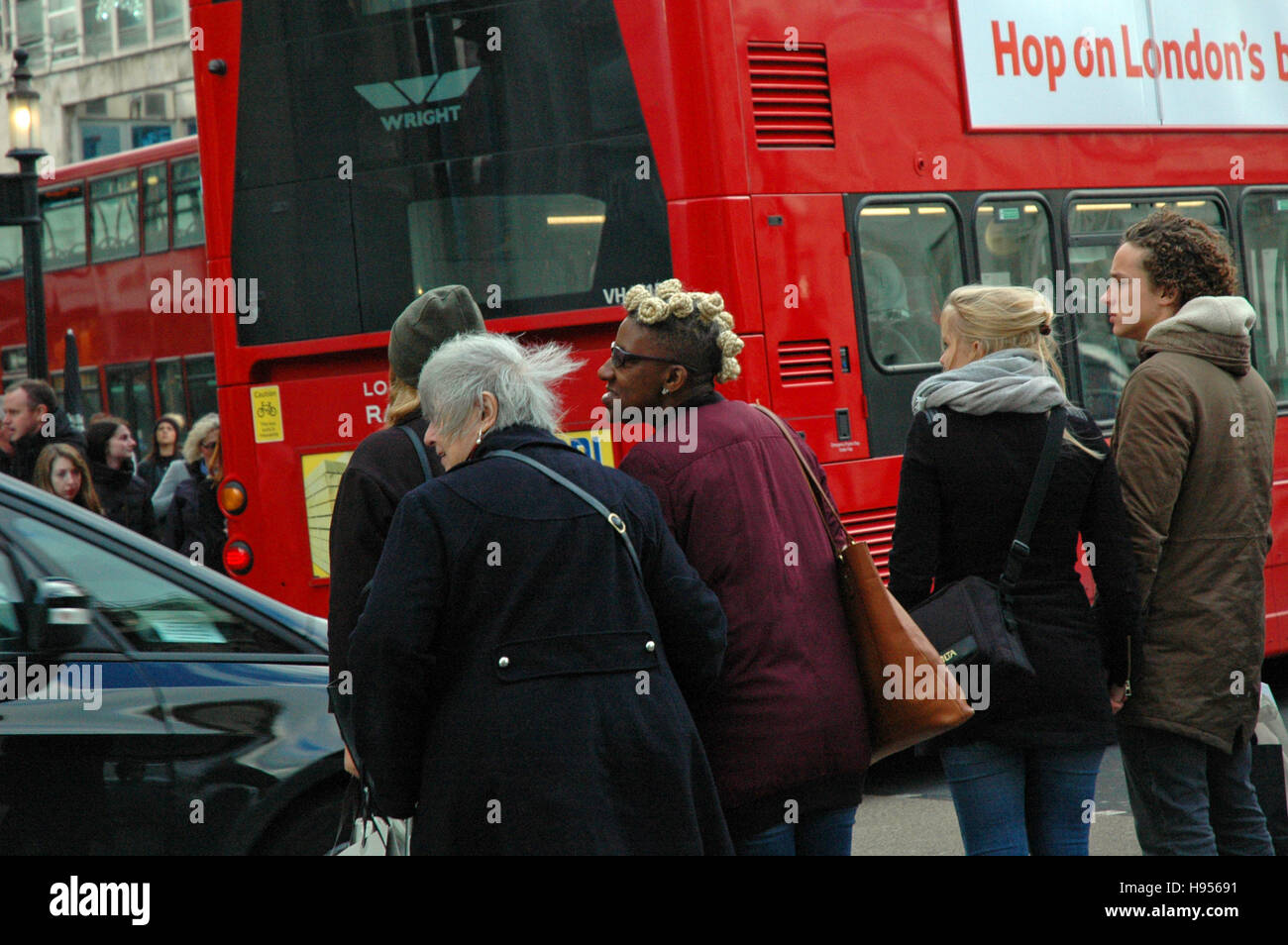 Londres, Royaume-Uni. 18 Nov, 2016. Oxford Circus. Une semaine avant le vendredi noir le West End est déjà occupé avec les consommateurs et une sensation de Noël avec les lumières et les fenêtres. Credit : JOHNNY ARMSTEAD/Alamy Live News Banque D'Images