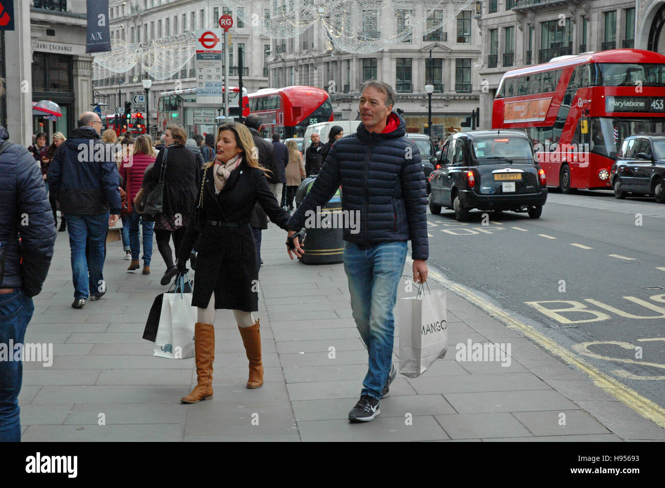 Londres, Royaume-Uni. 18 Nov, 2016. Une semaine avant le vendredi noir le West End est déjà occupé avec les consommateurs et une sensation de Noël avec les lumières et les fenêtres. Credit : JOHNNY ARMSTEAD/Alamy Live News Banque D'Images