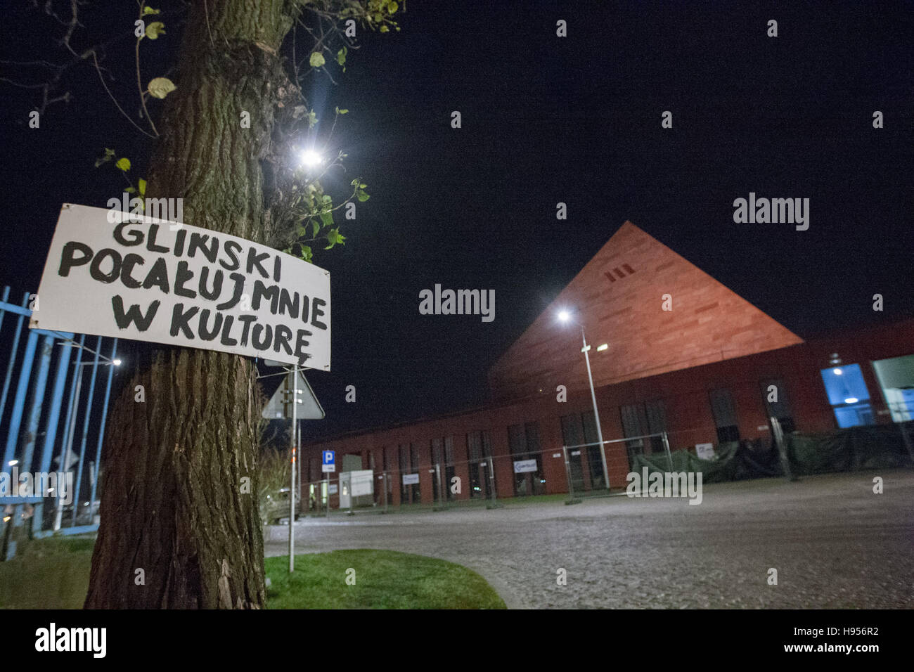 Gdansk, Pologne. 18 Nov, 2016. En dehors de la deuxième guerre mondiale édifice du Musée, lieu inconnu s'accrocher une plaque avec slogan - ' Glinski kiss ma culture" adressée à la ministre de la Culture Piotr Glinski. Ministre Glinski veut mener à l'élimination du nouveau musée de la Seconde Guerre mondiale, le changement de directeur de musée, et le connecter à un autre musée, correspondant à la vision catholique nationaliste - de crédit au gouvernement : Michal Fludra/Alamy Live News Banque D'Images