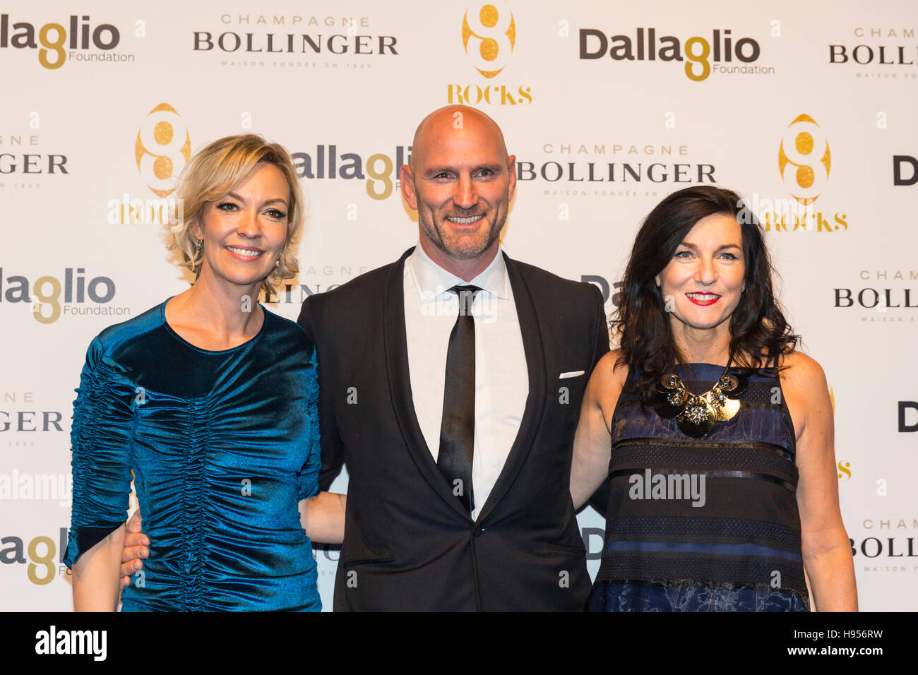 Londres, Royaume-Uni, le 18 Nov 2016.Le chef de la Fondation Dallaglio Rachel Roxburgh (r) avec ex Angleterre rugby le capitaine et de charité fondateur Lawrence Dallaglio et sa femme Alice au 8Rocks - une collecte de fonds annuelle pour RugbyWorks, leur inclusion sociale programme pour adolescents désengagée, tenue à Battersea Evolution, Londres, 18 Nov 2016. Credit : Imageplotter News et Sports/Alamy Live News Banque D'Images