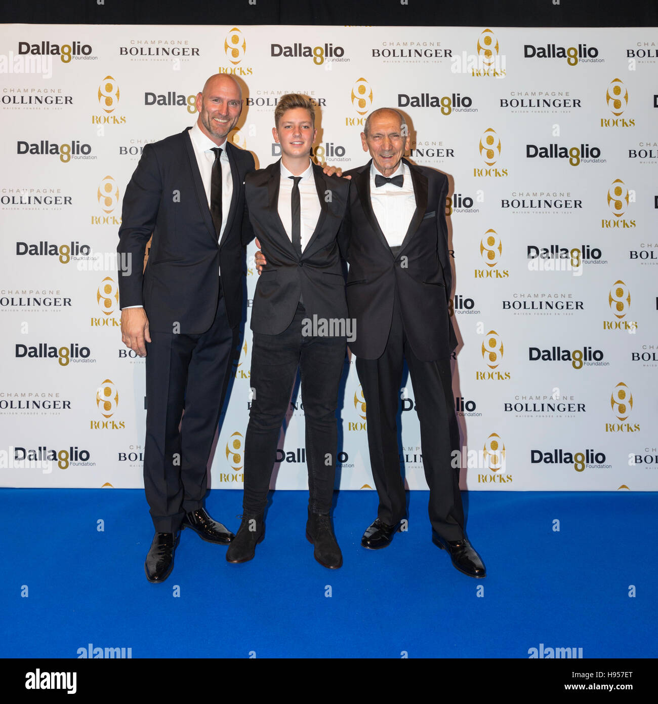 Londres, Royaume-Uni, 18 Nov 2016. Trois générations de Dallaglio : Lawrence Dallaglio, ex capitaine du rugby et de charité fondateur de Dallaglio Foundation, son fils Enzo et père Vincenzo au Dallaglio Foundatio '8Rocks' charity soirée de levée de fonds, tenue à Battersea Evolution. Banque D'Images