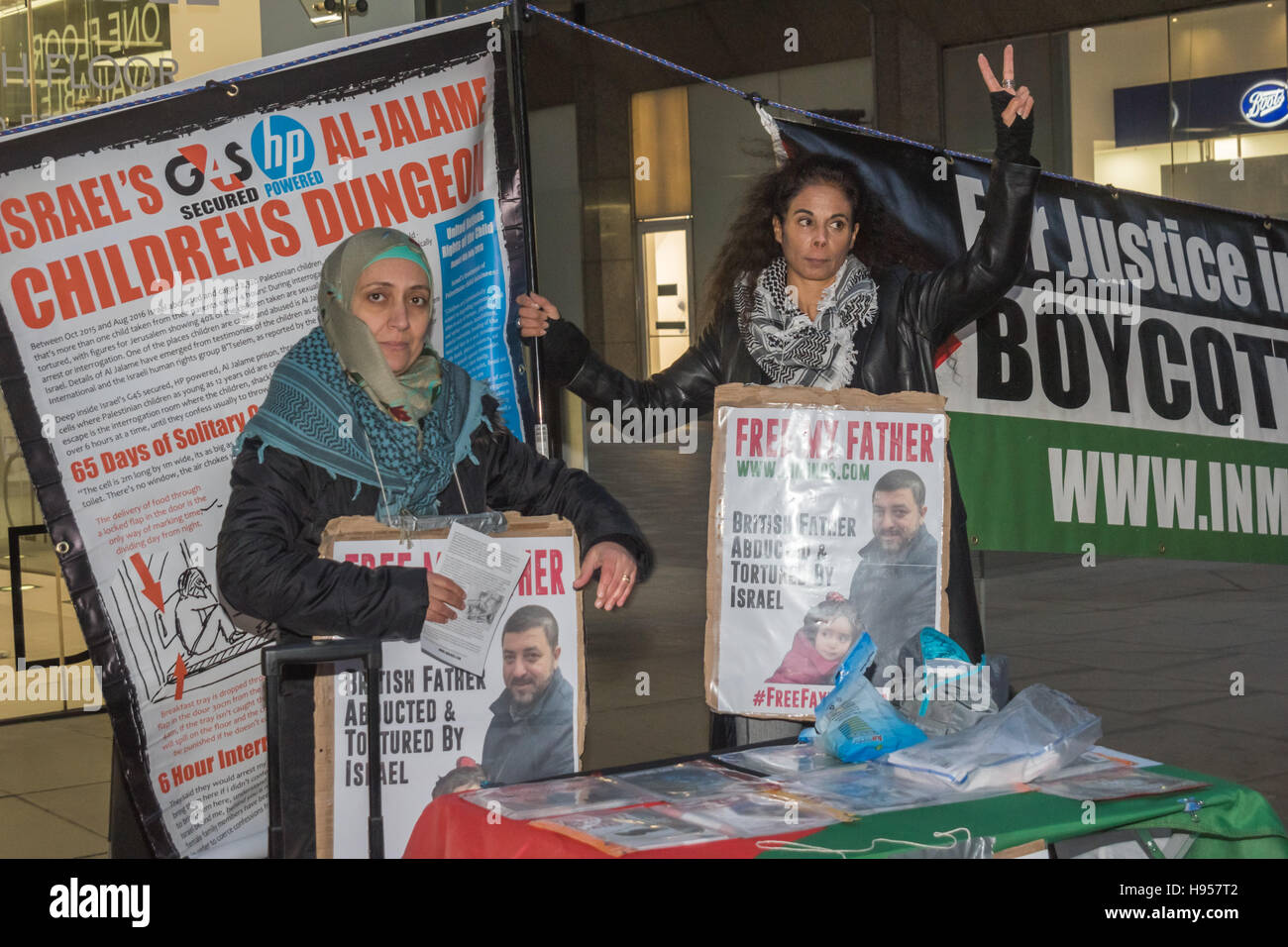 Londres, Royaume-Uni. 18 novembre 2016. Groupe de défense des droits de l'Inminds ont protesté devant le siège social de la société de sécurité G4S à l'enlèvement par Israël et la torture de British national et père de cinq Fayez Sharary. Arrêté par les forces israéliennes le 15 septembre avant de quitter la Cisjordanie pour la Jordanie avec sa femme et l'enfant le plus jeune à voler à la maison après une visite en famille il a été torturé pendant trois semaines par la police secrète israélienne pour forcer une confession un juge israélien a déclaré cette inutile et irrecevable et a ordonné sa libération, mais il est toujours détenu dans la prison d'Ofer sécurisé par G4S. Fayez's Banque D'Images