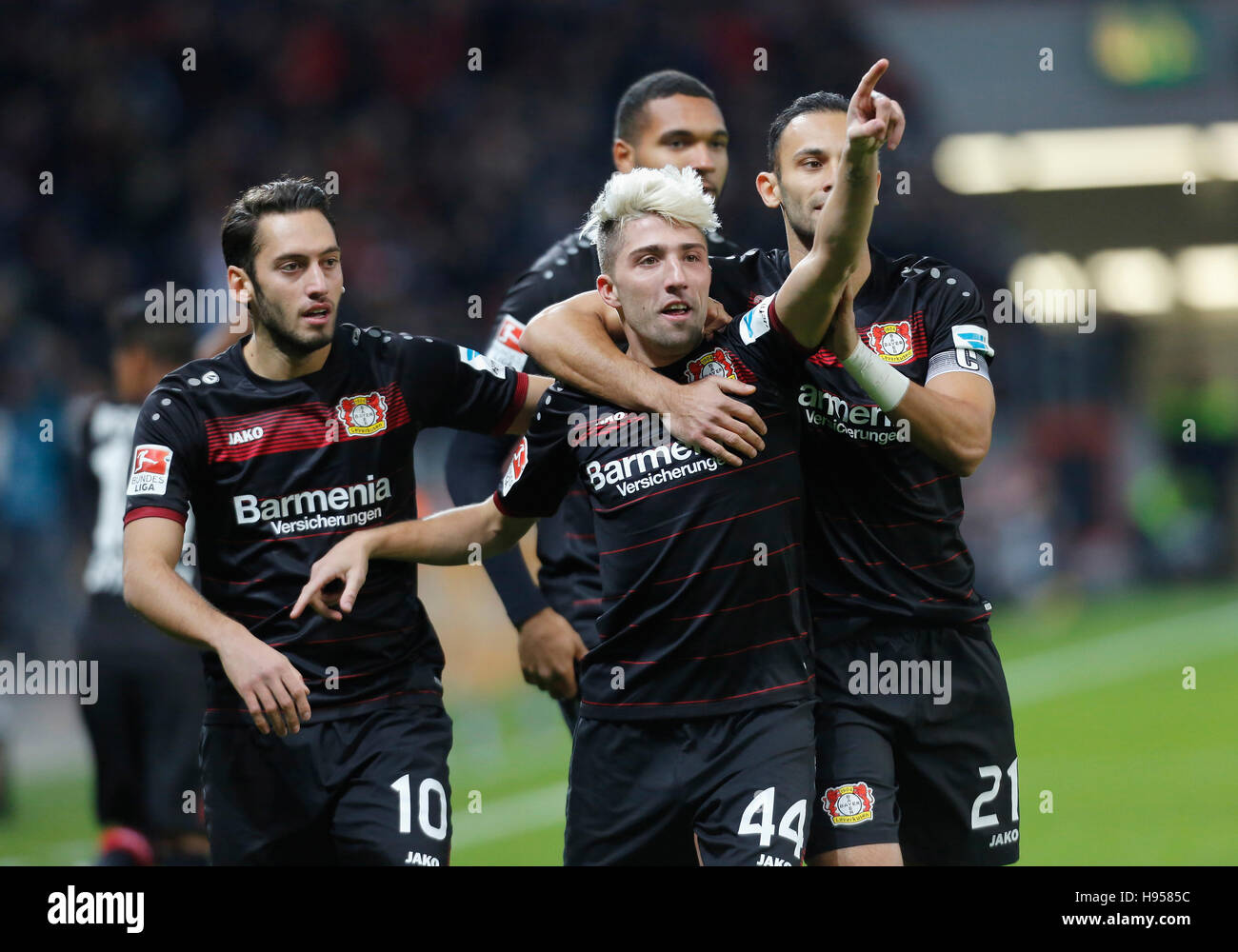 Leverkusen, Allemagne 18.11.2016, journée de Bundesliga Bayer 04 Leverkusen11, vs RB Leipzig : Jubilation 1-0 v.l. Hakan Calhanoglu, Kevin Kampl, Jonathan Tah et Oemer Toprak (Leverkusen). Credit : Juergen Schwarz/Alamy Live News Banque D'Images