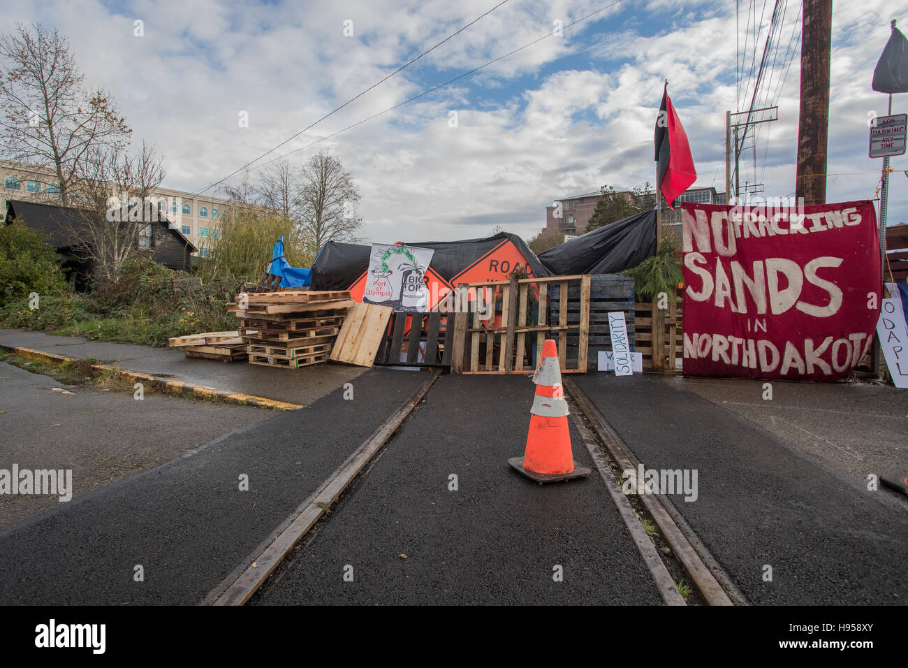 La barricade sur le port d'Olympia's rail line qui a été construit par des gens qui protestent contre l'envoi de "proppants" (céramique) à l'exploitation des sables bitumineux de fracturation champs de pétrole de Bakken dans le Dakota du Nord, et en solidarité avec le Standing Rock Sioux Dakota qui protestent contre le pipeline d'accès. Credit : orniphoto/Alamy Live News Banque D'Images