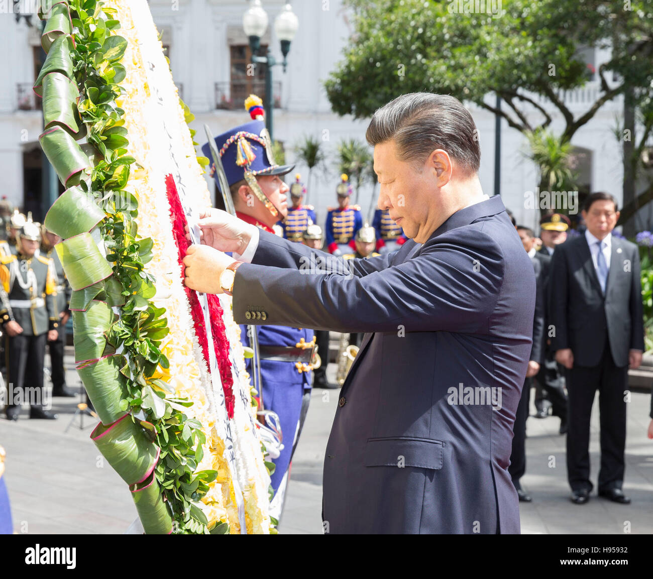 Quito, Equateur. 18 Nov, 2016. Le président chinois Xi Jinping dépose une gerbe au monument aux héros de l'indépendance à Quito, Équateur, le 18 novembre 2016. Credit : Huang Jingwen/Xinhua/Alamy Live News Banque D'Images