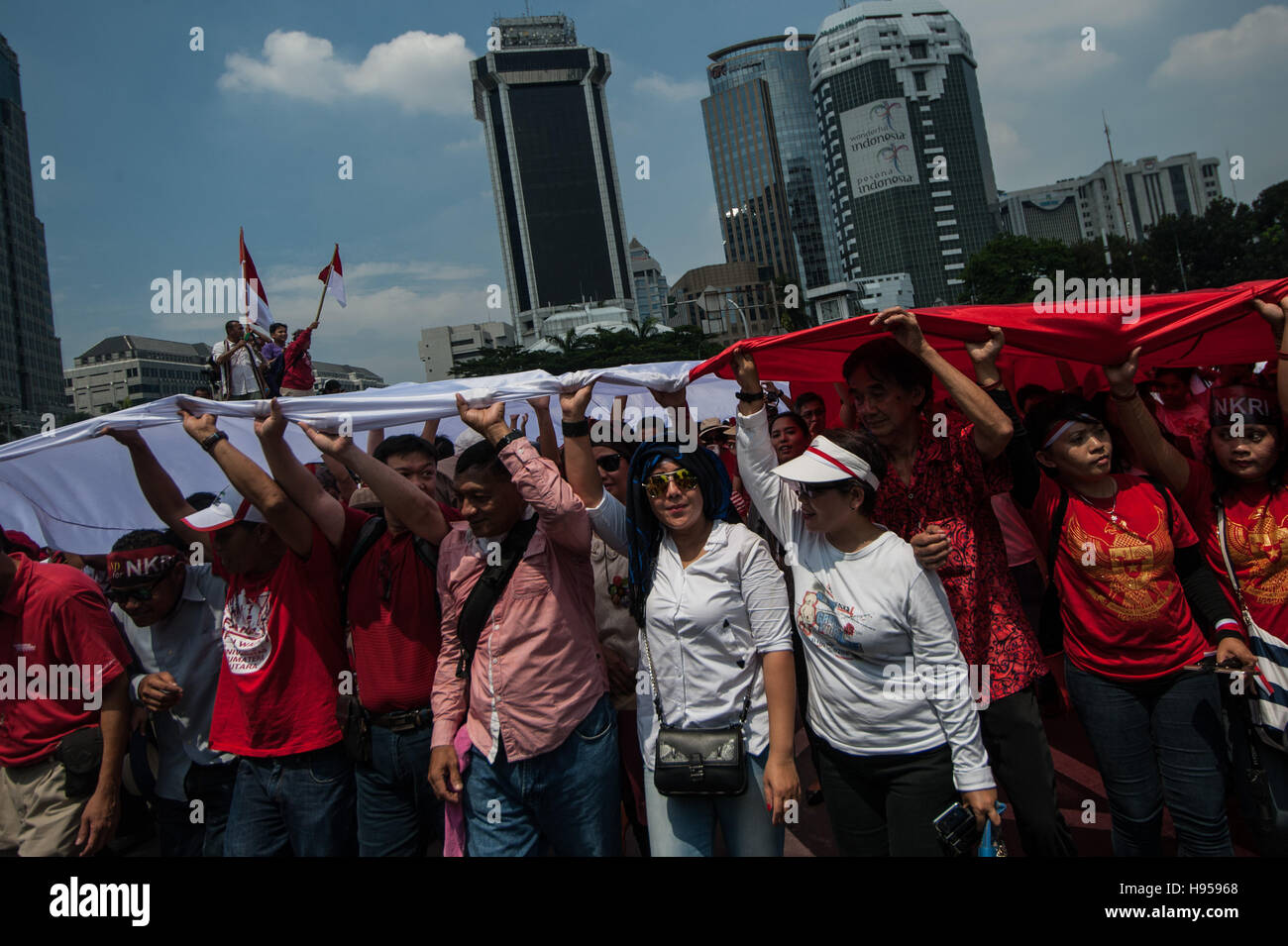 Jakarta, Indonésie. 19 Nov, 2016. Les gens détiennent un immense drapeau national Indonésien Bhinneka Tunggal Ika au cours de la (l'unité dans la diversité) Défilé à Jakarta, Indonésie, novembre 19, 2016. Des centaines de personnes ont défilé samedi sur l'appelant à la paix et l'unité dans le pays, qui est une réponse à la situation actuelle de la blasphème de gouverneur de Jakarta Basuki Tjahaja Purnama. © Sanovri Veri/Xinhua/Alamy Live News Banque D'Images