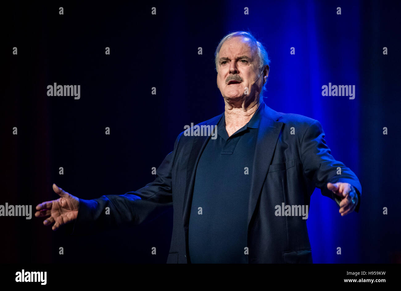 Las Vegas, NV, USA. 18 Nov, 2016. John Cleese illustrée comme John Cleese et Eric Idle : De nouveau ensemble au dernier…Pour la toute première fois à l'Théâtre Vénitien au Venetian Las Vegas à Las Vegas, NV le 18 novembre 2016. © Erik Kabik Photography/media/Alamy Punch Live News Banque D'Images