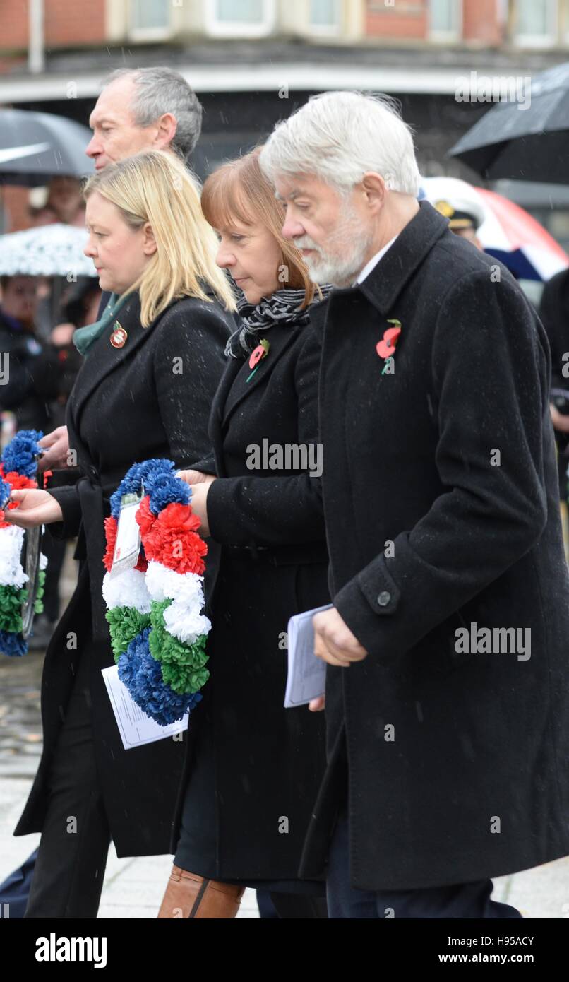 Service dans la marine marchande Newport Wales UK Samedi 19 Novembre 2016 Paul Flynn MP pour Newport West (à droite) à l'Association de la marine marchande de la Direction générale de la ville de Newport Service du souvenir au Mémorial de la marine marchande les navigateurs à Newport vert. Crédit : Steven Phillips/Alamy Live News Banque D'Images