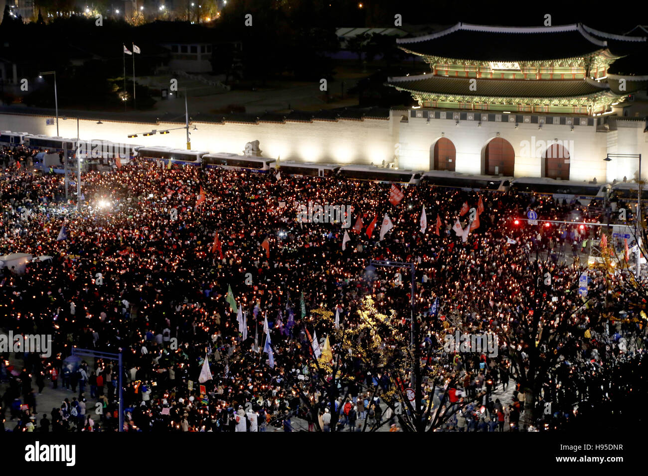 Séoul, Corée du Sud. 20 Nov, 2016. Les gens de la Corée du Sud, en marche vers la Maison Bleue(maison présidentielle)à la bougie pendant le rallye contre le président Park Geun-Hye sur Gwangwhamoon street. © Min Won-Ki/ZUMA/Alamy Fil Live News Banque D'Images