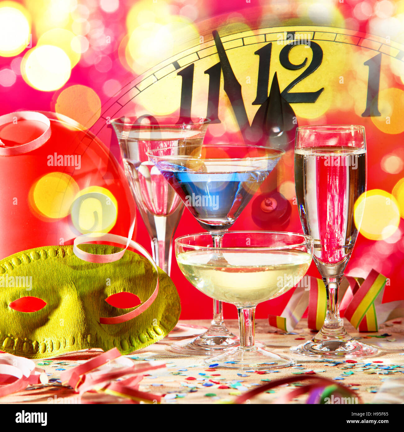 Nouvelle année horloge avec des verres à vin et de confettis. Banque D'Images