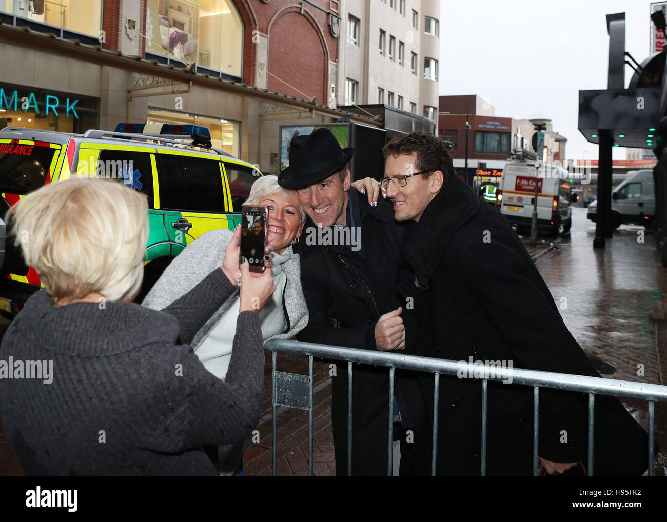 Strictly Come Dancing l'investiture Brendan Cole (à droite) et Anton du Beke (centre) posent pour une photo qu'ils arrivent à la Tour de bal, Blackpool, devant ce spectacle. Banque D'Images