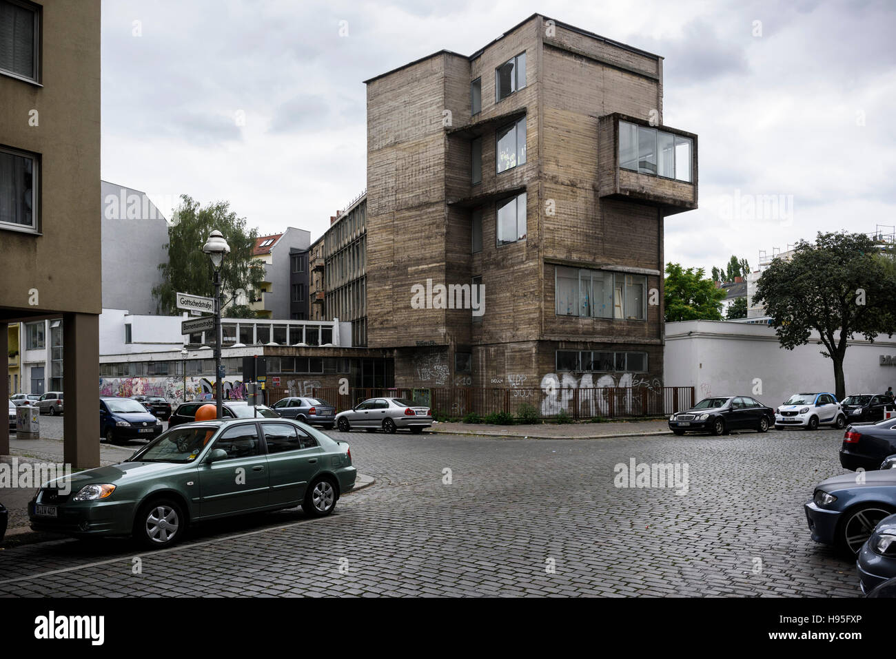 Berlin. L'Allemagne. Construction ExRotaprint, bloc administratif à l'angle de l'Bornemannstrasse et Gottschedstrasse, mariage. Banque D'Images