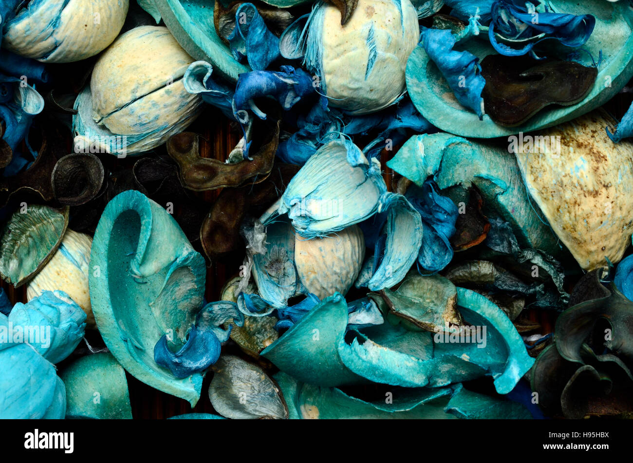 Arrière-plan bleu pot-pourri : pétales séchés et épices Banque D'Images