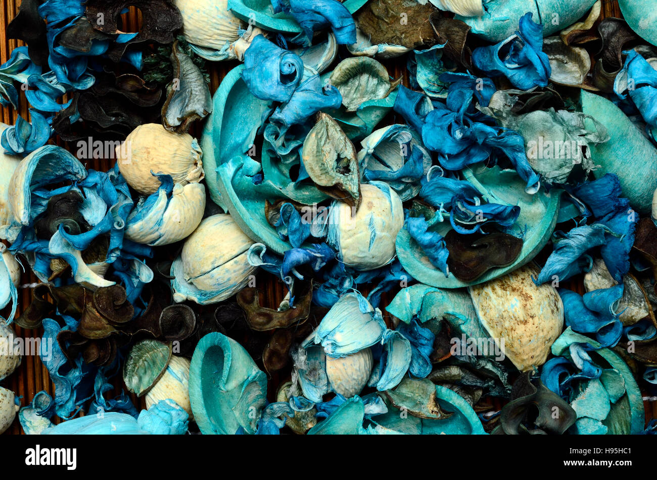 Arrière-plan bleu pot-pourri : pétales séchés et épices Banque D'Images