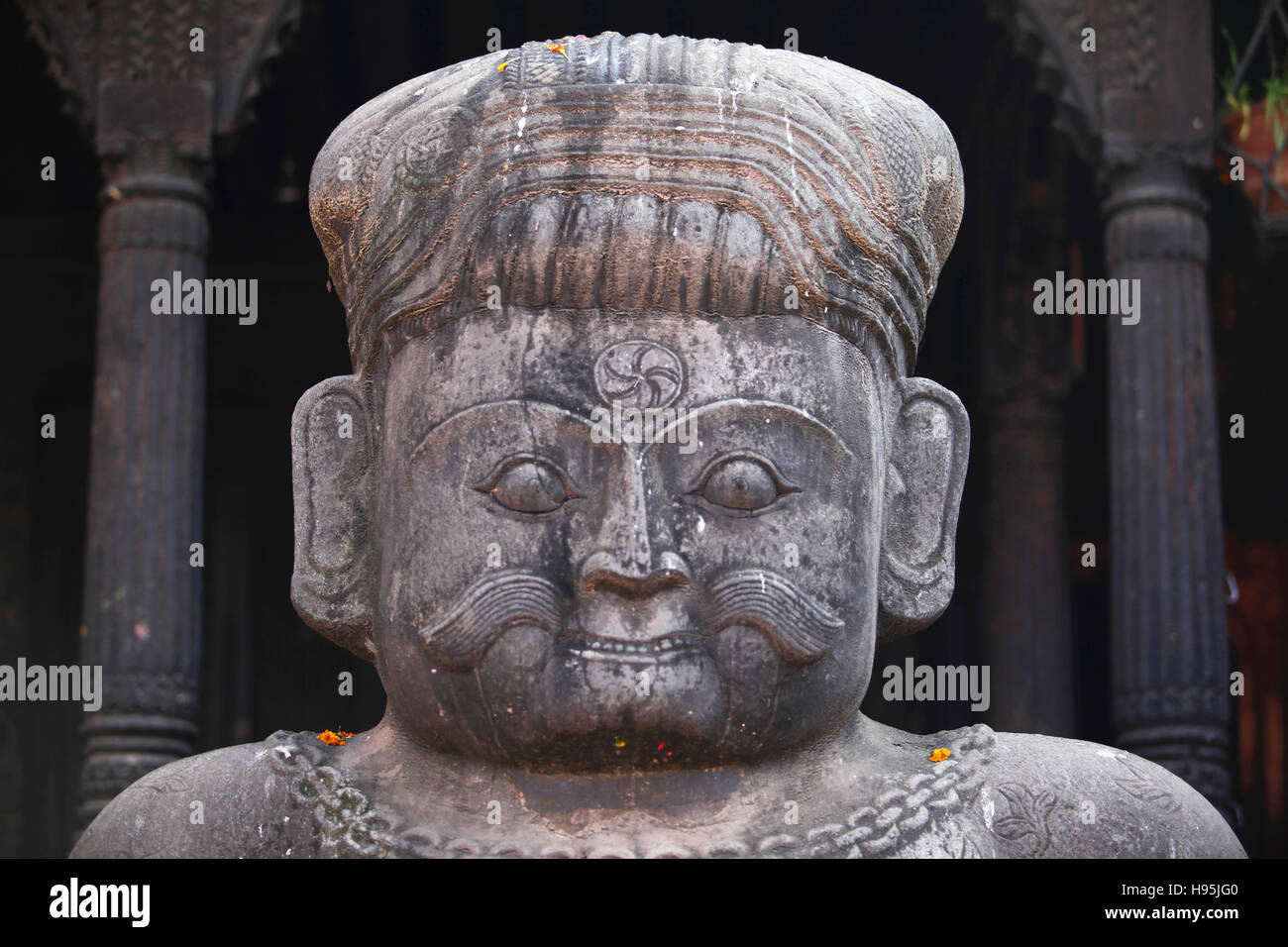 Statue d'un lutteur au temple de Nyatapola à Bhaktapur. Le Népal. Banque D'Images