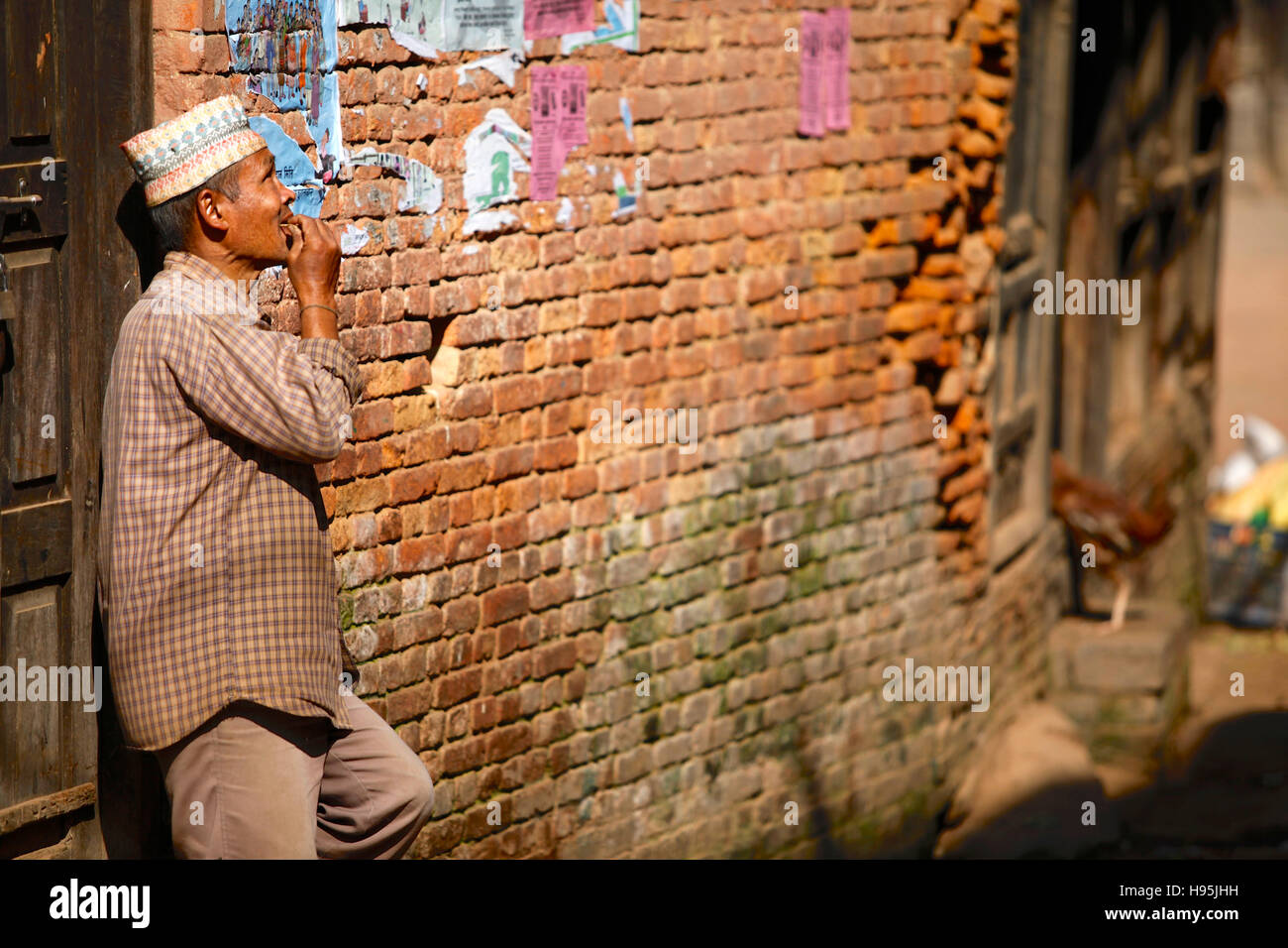 L'homme népalais réfléchie dans une rue de Katmandou, Népal. Banque D'Images