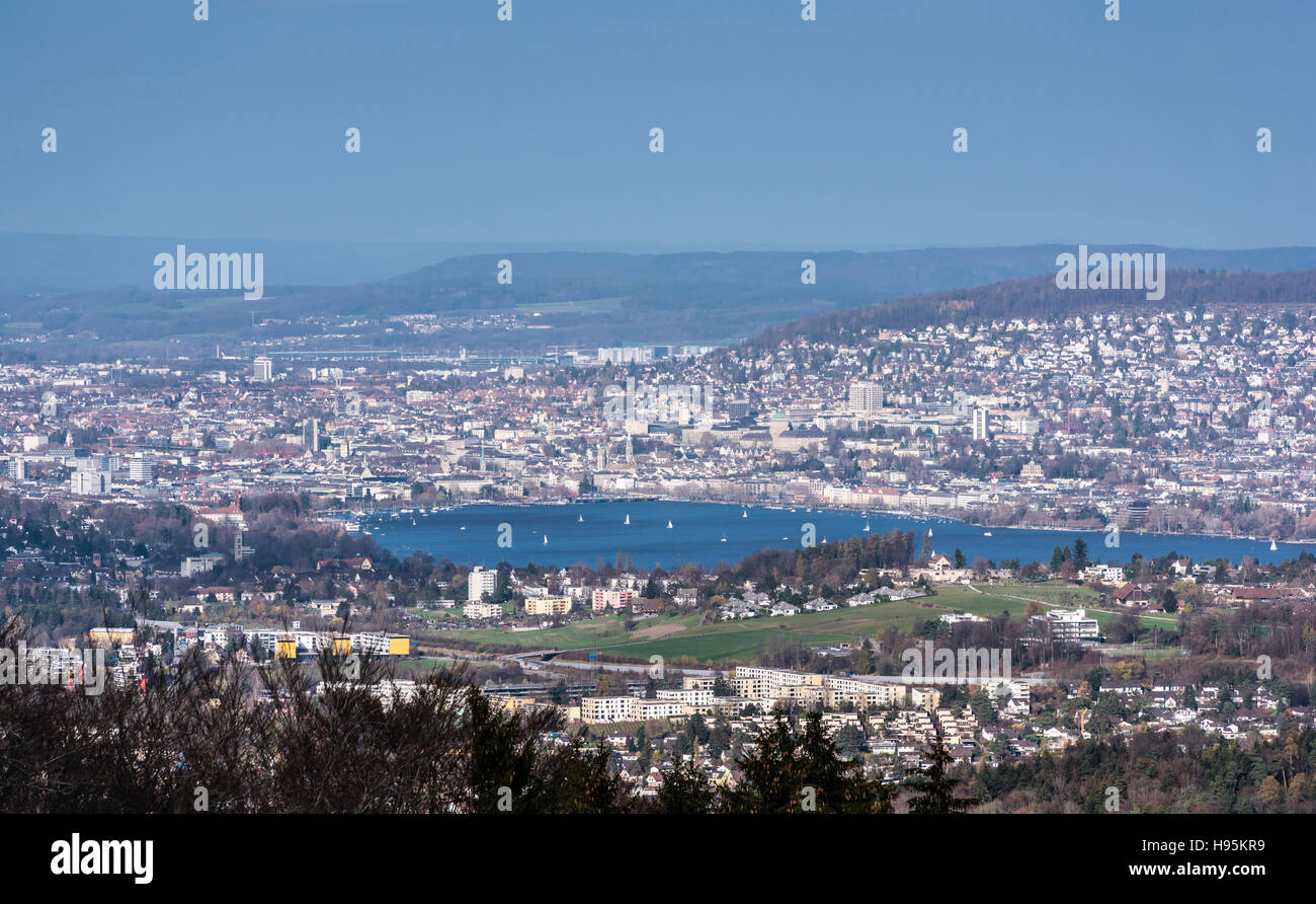 La ville de Zurich, Suisse, avec le lac de Zurich dans l'avant-plan. Vu de l'Albispass, à la recherche dans le nord-est de l'orientation. Banque D'Images