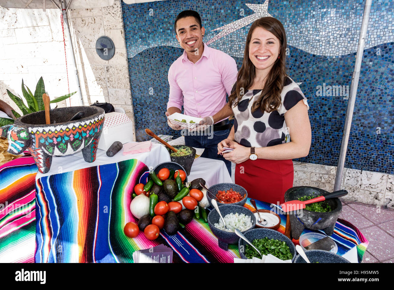 Miami Florida, Downtown Miami River Waterwalk Festival, hispanique latin Latino immigrants ethniques minorités, adultes, femme femme femme femme, Banque D'Images