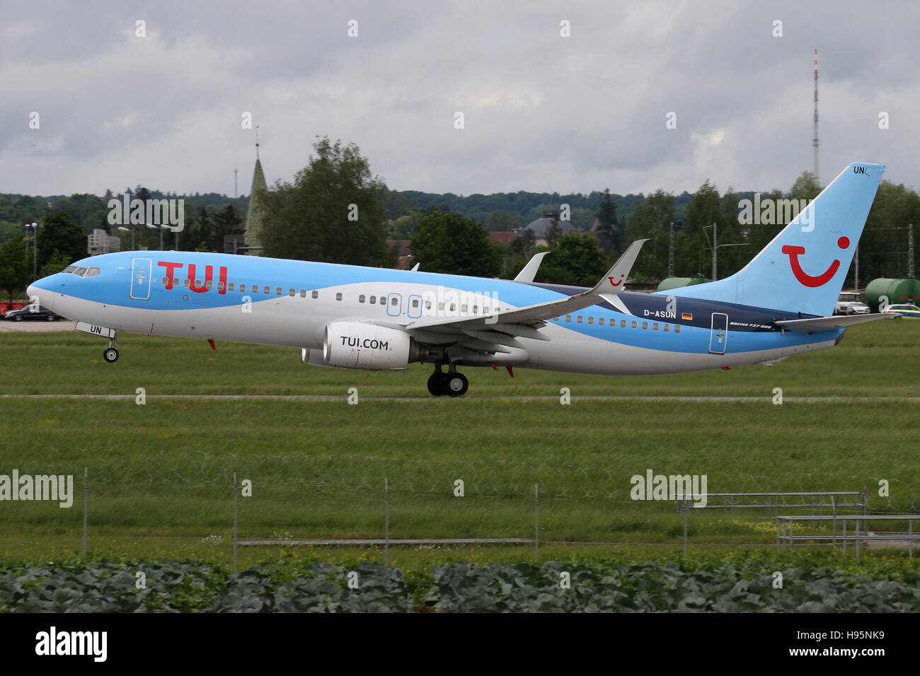 Stuttgart, Allemagne - le 23 mai 2016 : Tuifly, Boeing 737-800 à l'aéroport de Stuttgart Banque D'Images