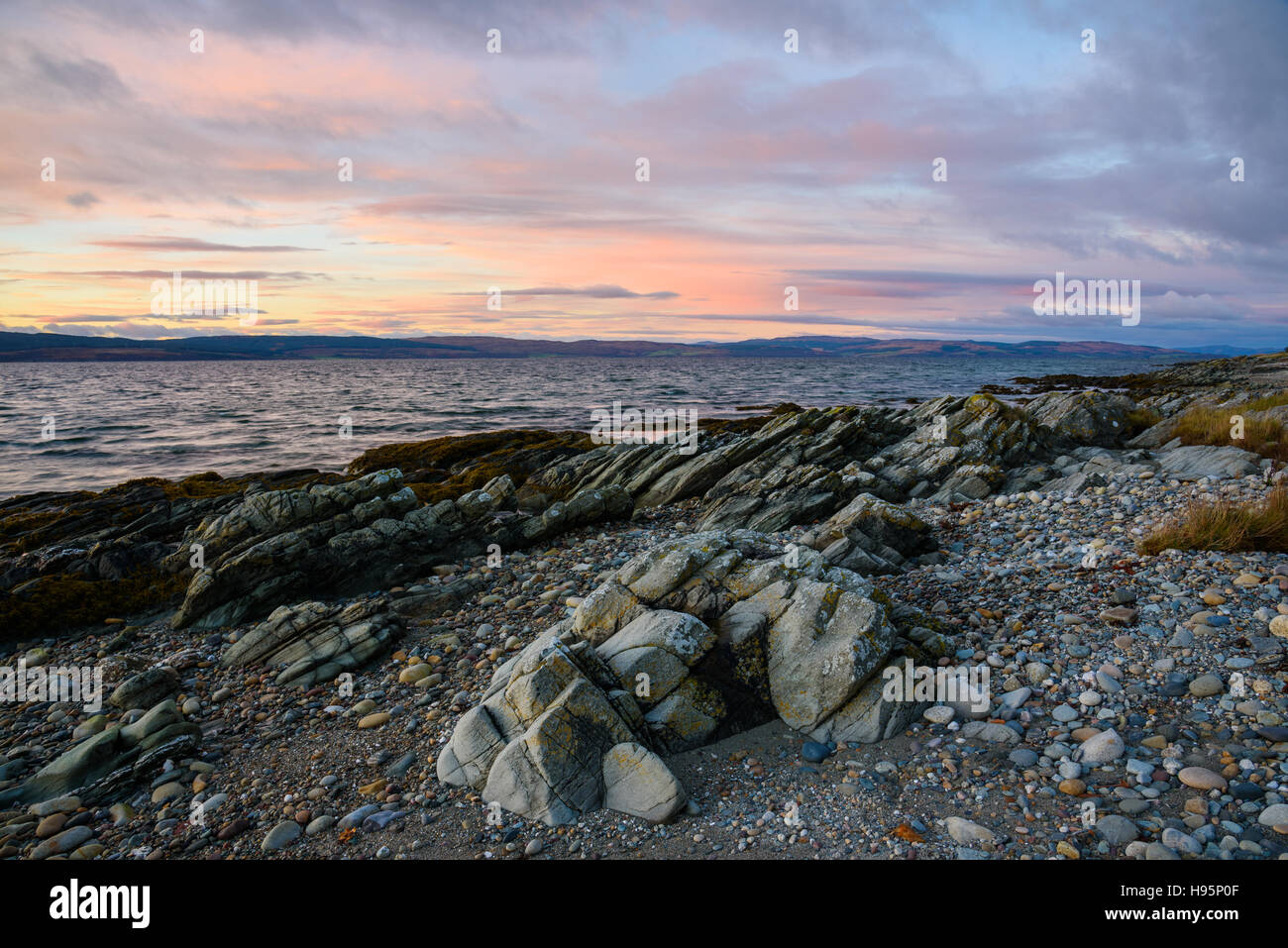 Coucher de soleil sur la rive près de Pirnmill la Sandcastles Son à Mull of Kintyre, Isle of Arran, North Ayrshire, Ecosse Banque D'Images