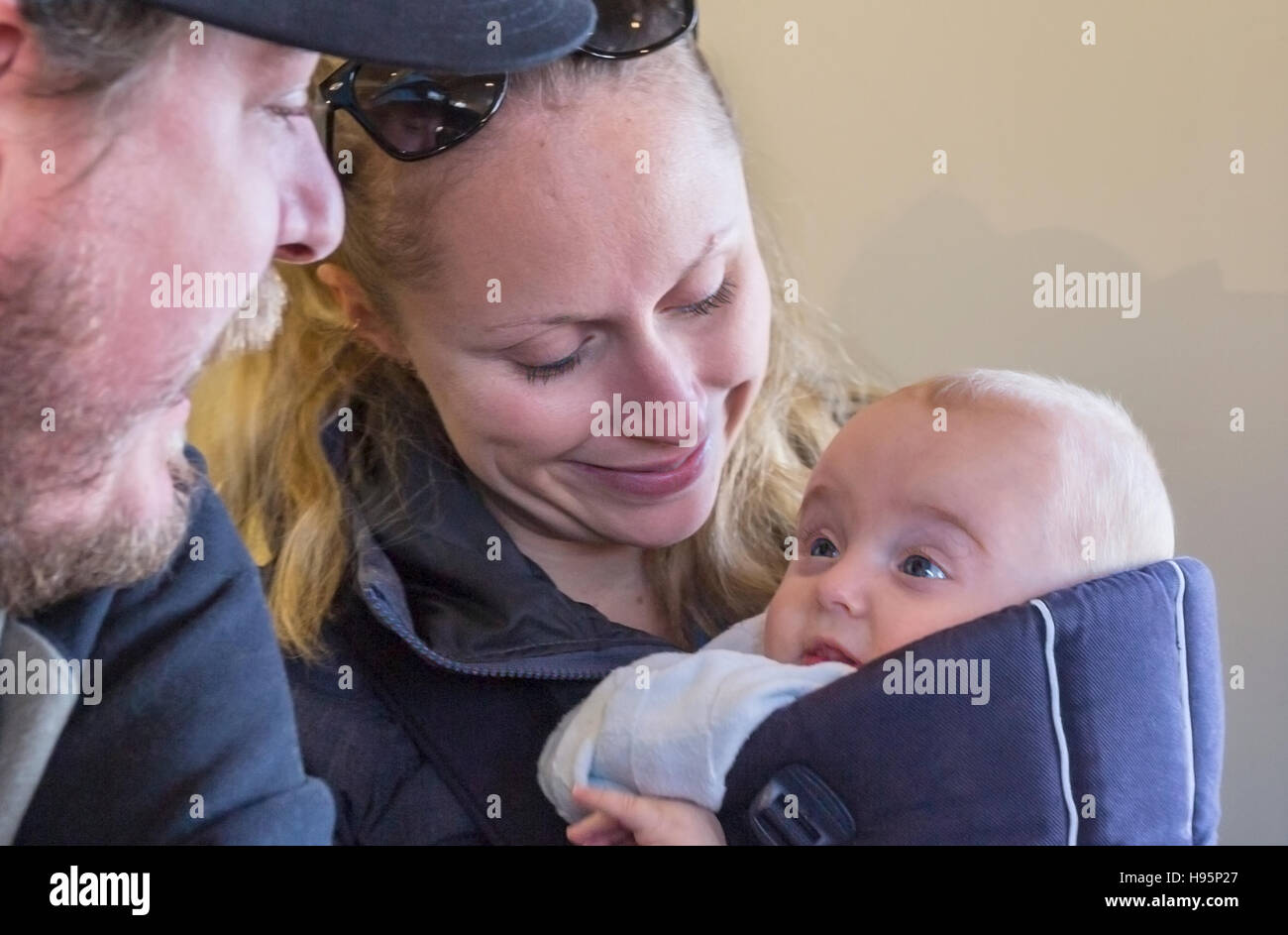 Mère et père avec un bébé de 5 mois Banque D'Images