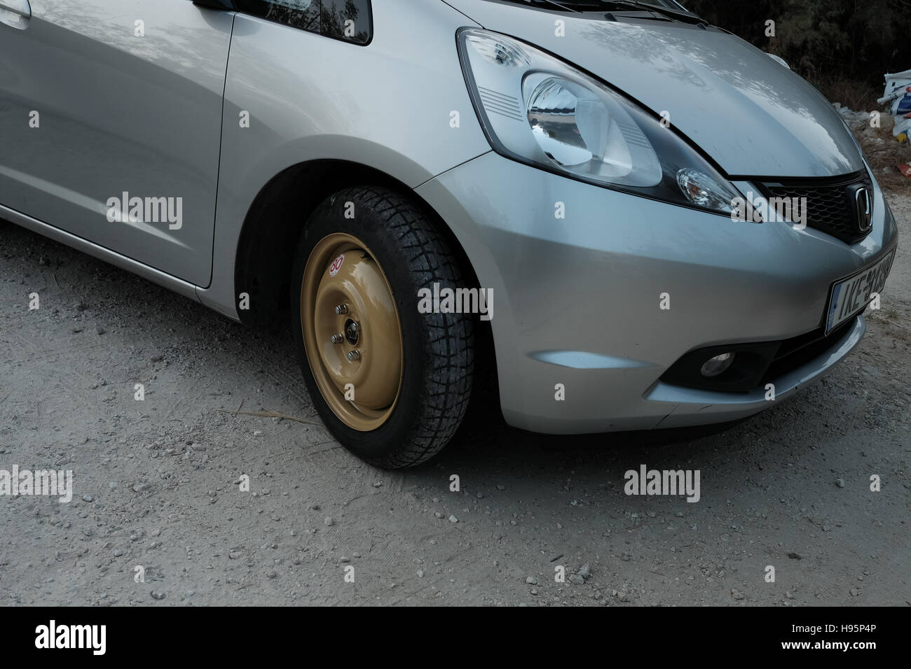 Économiseur d'espace roue de secours à l'avant de la voiture de pneus Banque D'Images