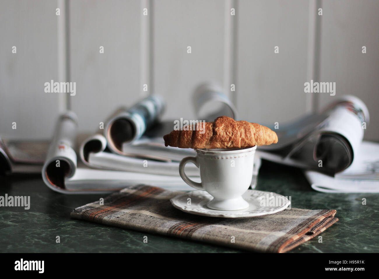 Café croissant des magazines Banque D'Images