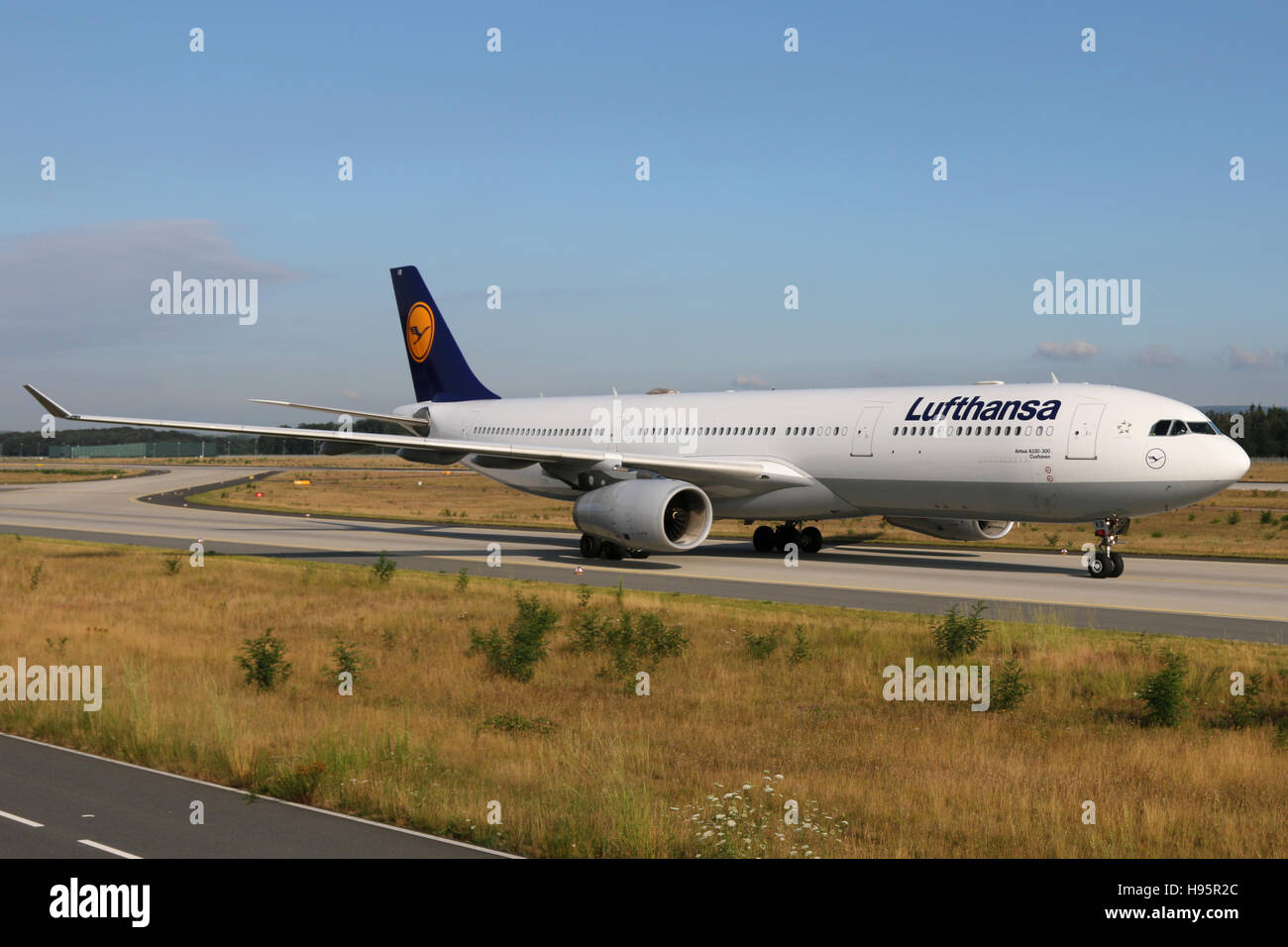 Francfort, Allemagne - le 18 juillet 2016 : Lufthansa et Airbus A330-300 sur l'aéroport de Francfort Banque D'Images Francfort, Allemagne - le 18 juillet 2016 : Lufthansa et Airbus A330-300 sur l'aéroport de Francfort Banque D'Images