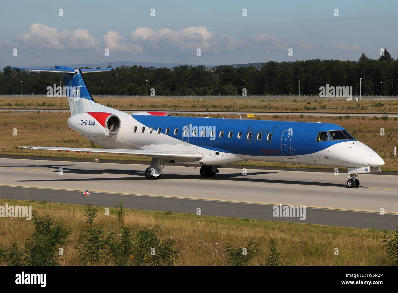 Francfort, Allemagne - le 18 juillet 2016 : bmi regional, Embraer 145 à l'aéroport de Francfort Banque D'Images