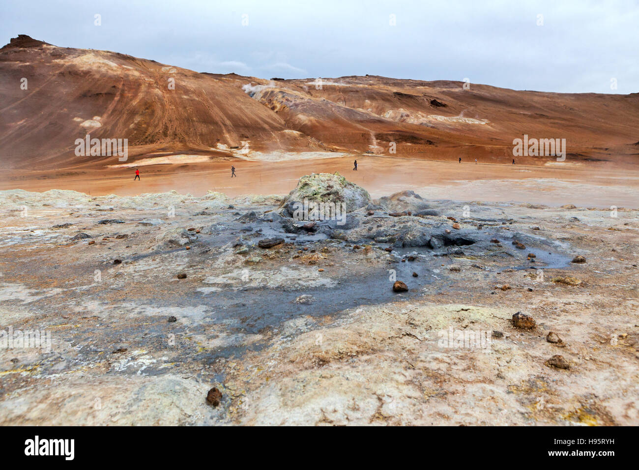 Une vue sur le champ géothermique Hverir par Mt. Namafjall près du lac Mývatn, en Islande. Banque D'Images