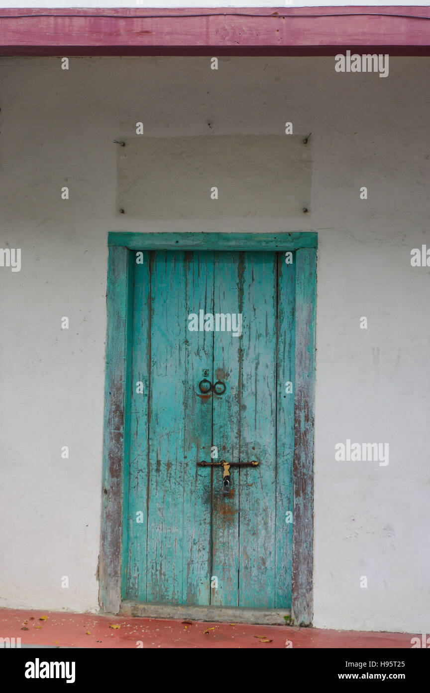 Une vieille porte en bois bleu. Extérieur de style méditerranéen. Banque D'Images