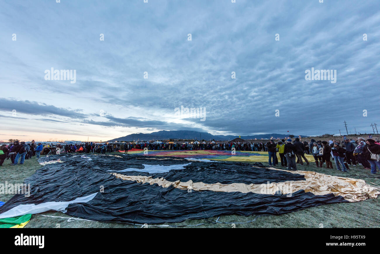 Usines de foule en attente d'une inflation de hot air balloon en vertu de l'aube du ciel menaçant, l'Albuquerque International Balloon Fiesta Banque D'Images